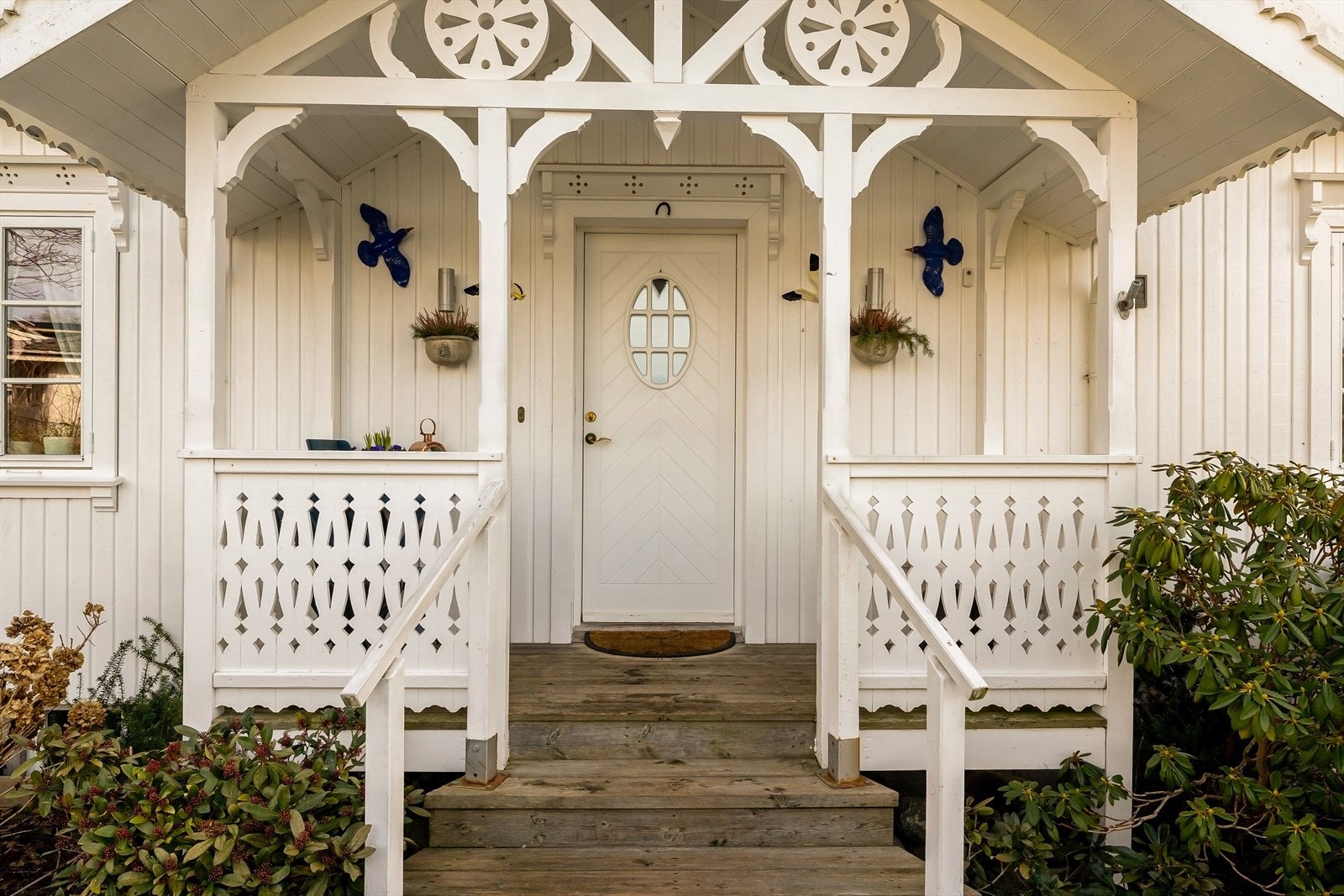 Inngangspartiet er rikt dekorert med nydelige, gjennomarbeidede detaljer som virkelig gir boligen særpreg. Galleribilde