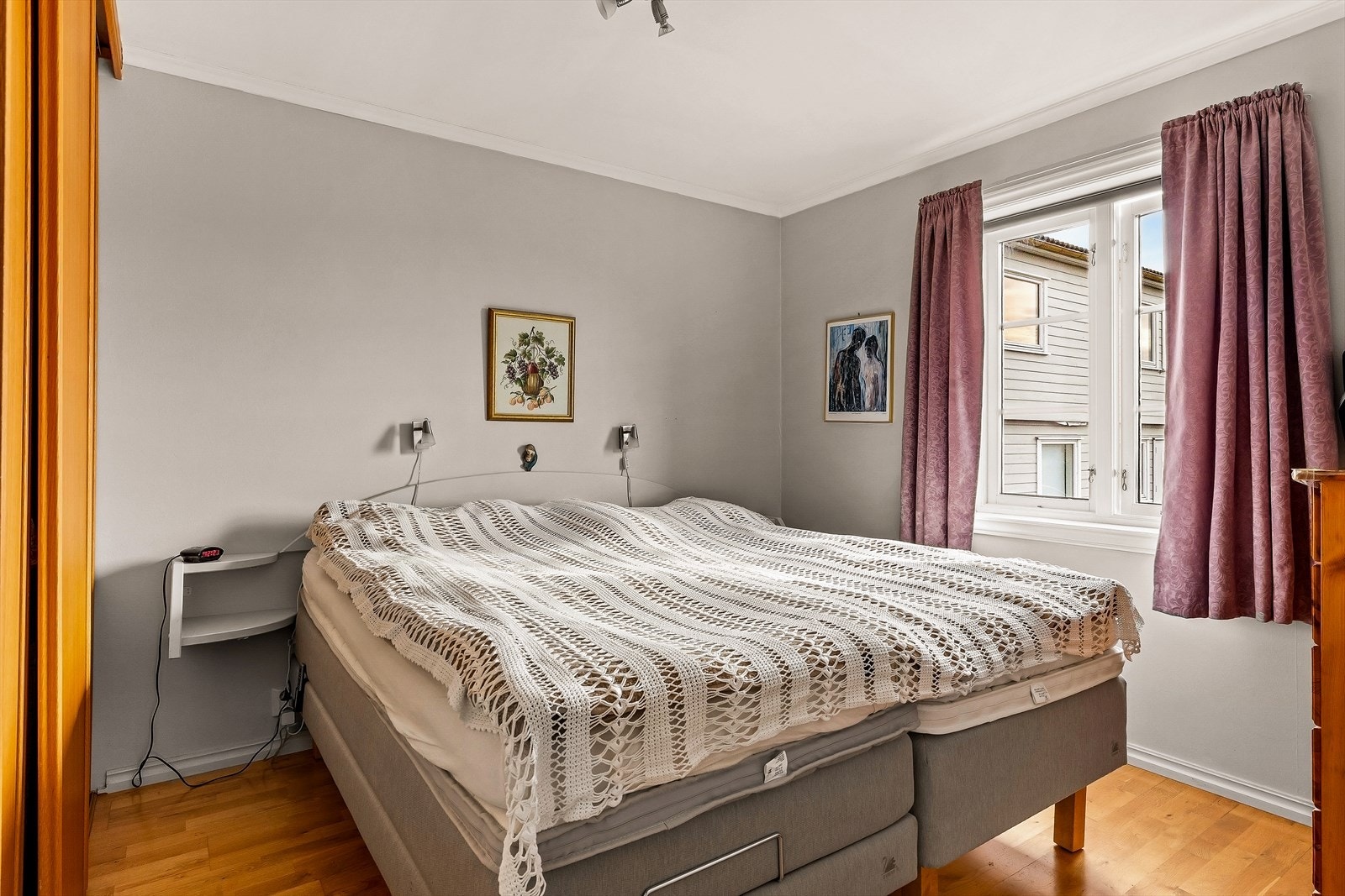 Boligen har to soverom av god størrelse, begge med praktiske løsninger og gode møbleringsmuligheter. Galleribilde