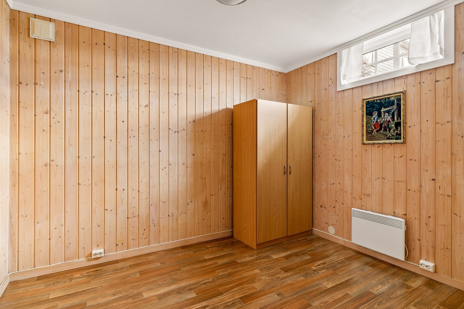 Det er mindre avvik på rominndeling i kjeller. Rommenes funksjon er ikke endret. Ingen rom i kjeller er godkjent for varig opphold. Galleribilde