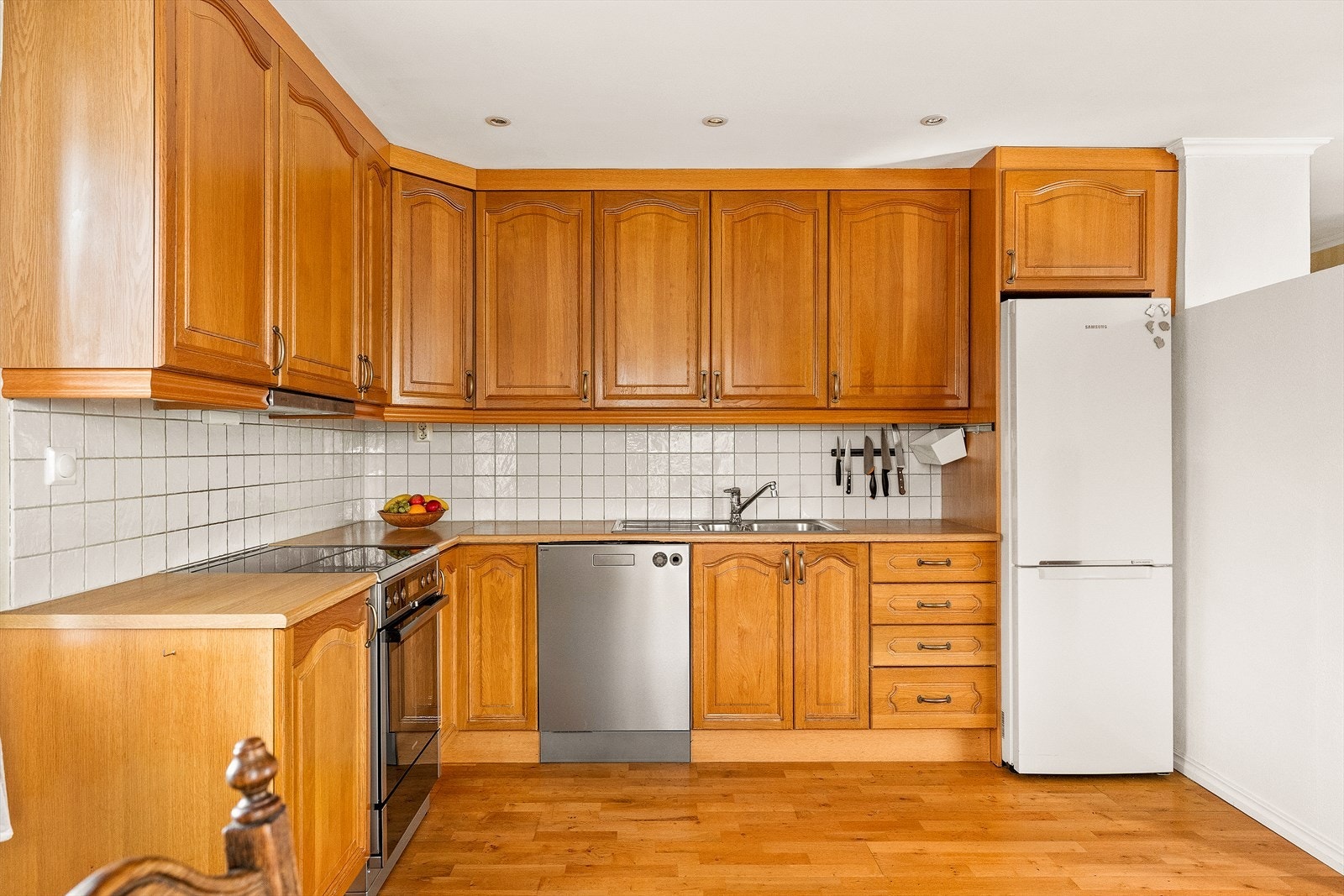 Kjøkkenet har innredning med profilerte fronter og benkeplate av laminat. Galleribilde