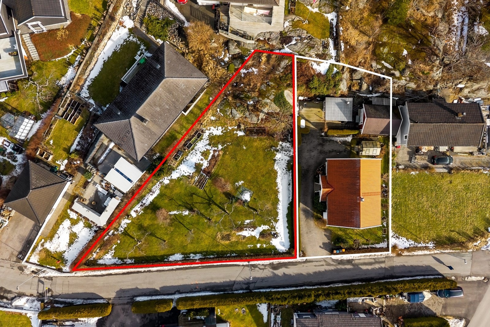 Utnyttelse av den ubebygde tomten på 869 m² må dermed følge de rammene som er satt i kommuneplanen, inkludert bestemmelser om arealformål, utnyttelsesgrad (BYA/BRA), byggehøyder, byggegrenser og eventuelle hensynssoner. Galleribilde