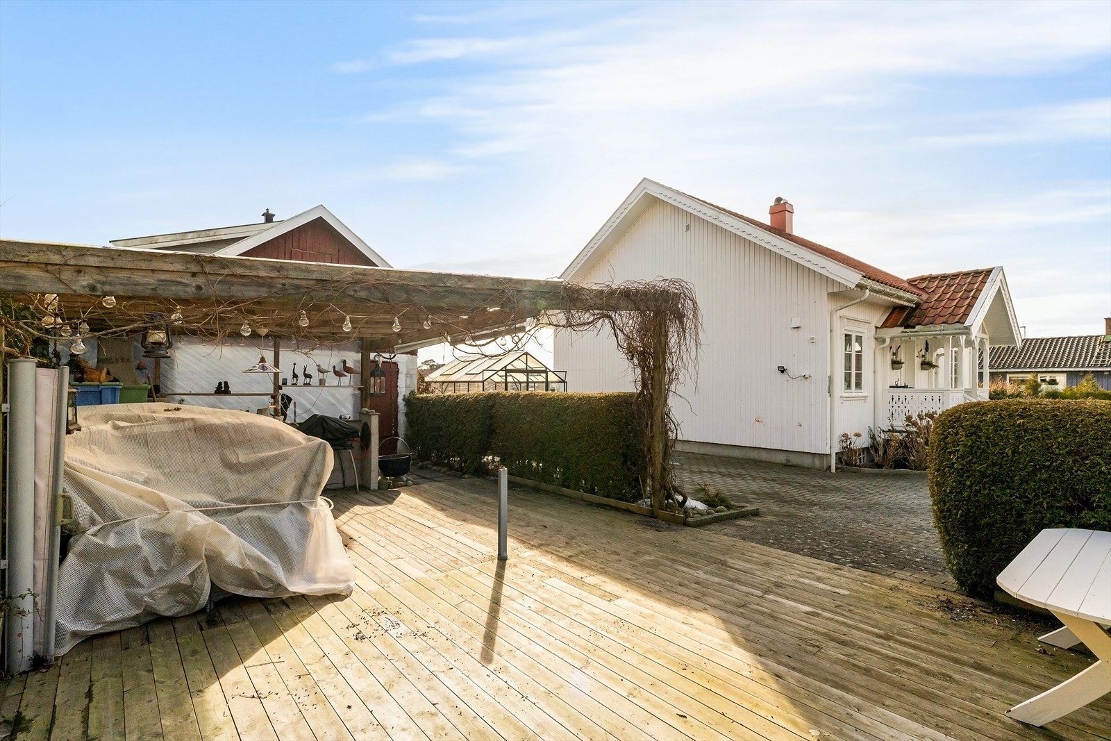 Her finner man både hellelagte soner og grønne omgivelser som gir perfekte rammer for avslapning, sosiale sammenkomster eller hageglede. Galleribilde