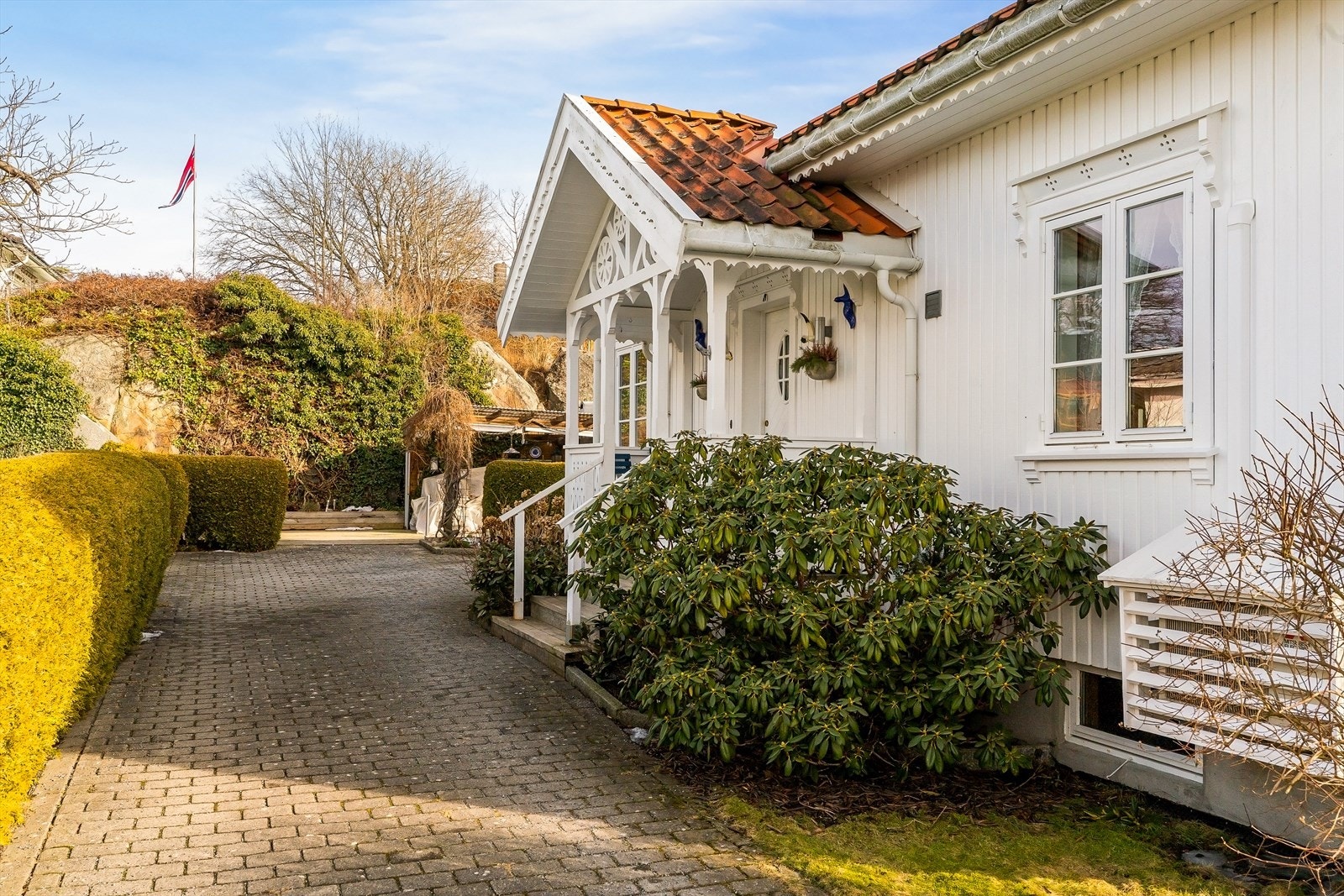 Her møtes man av et inngangsparti med både karakter og varme - et ekte blikkfang som setter tonen for resten av eiendommen. Galleribilde