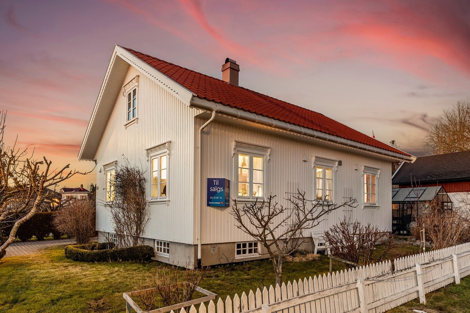 Hagen byr på rik blomstring i sommerhalvåret og har flere soner som egner seg både til avslapning og hagearbeid. Galleribilde