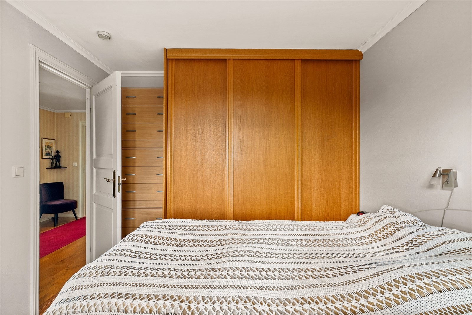 Hovedsoverommet har god plass til dobbeltseng med tilhørende nattbord og garderobeløsning. Galleribilde