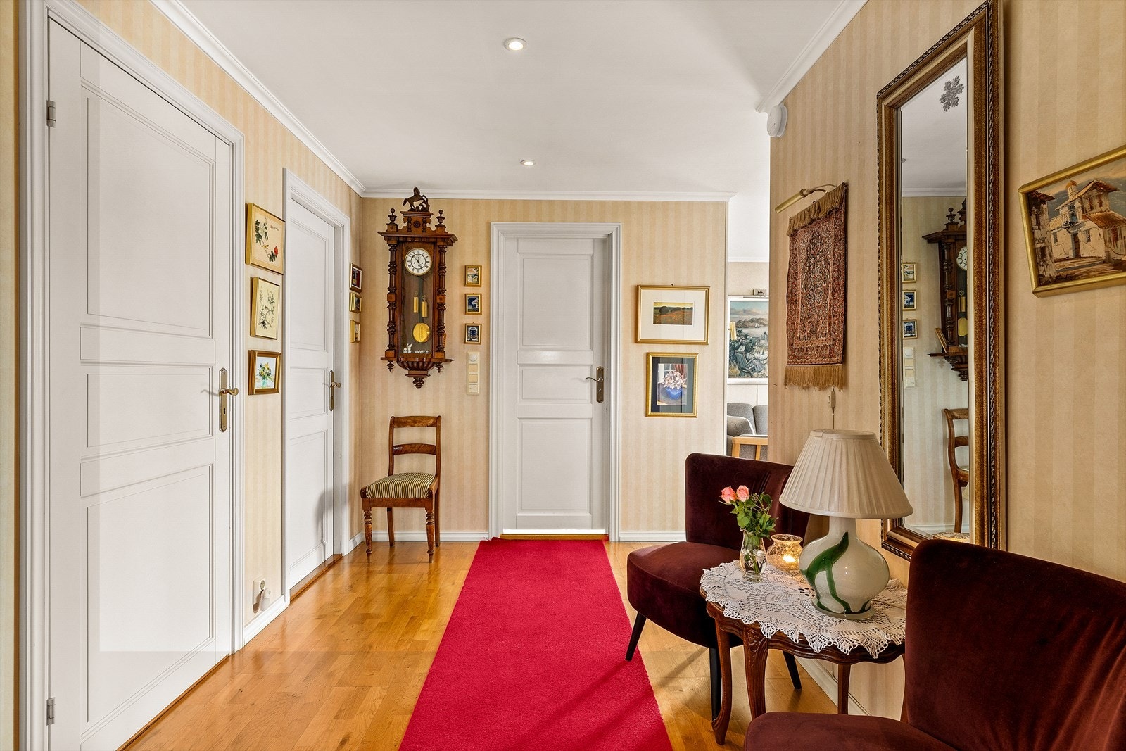 Hallen skaper et fint førsteinntrykk av boligen med sine gjennomførte detaljer. Galleribilde