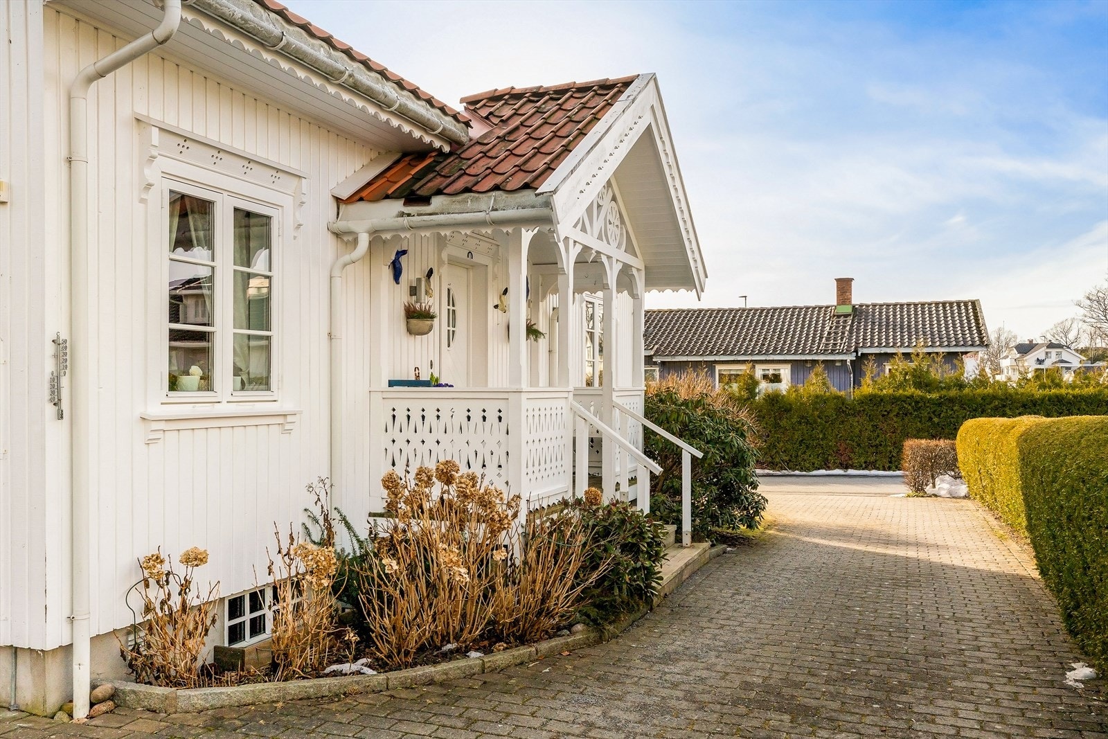 De utskårne treverkselementene, de lekre ornamentene og de vakre mønstrene i rekkverk og overbygg skaper en helt unik og sjarmerende stil. Galleribilde