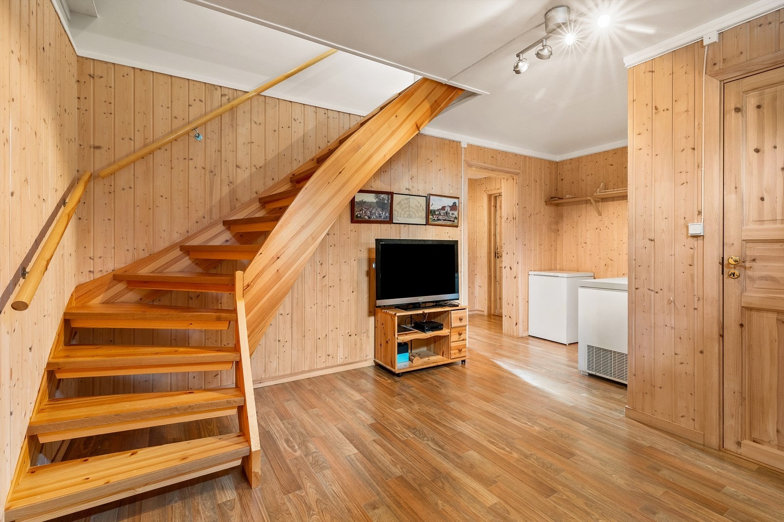 Her er det rikelig med plass til sesongutstyr, tekstiler og annet man ønsker å lagre på en ryddig og tilgjengelig måte. Galleribilde