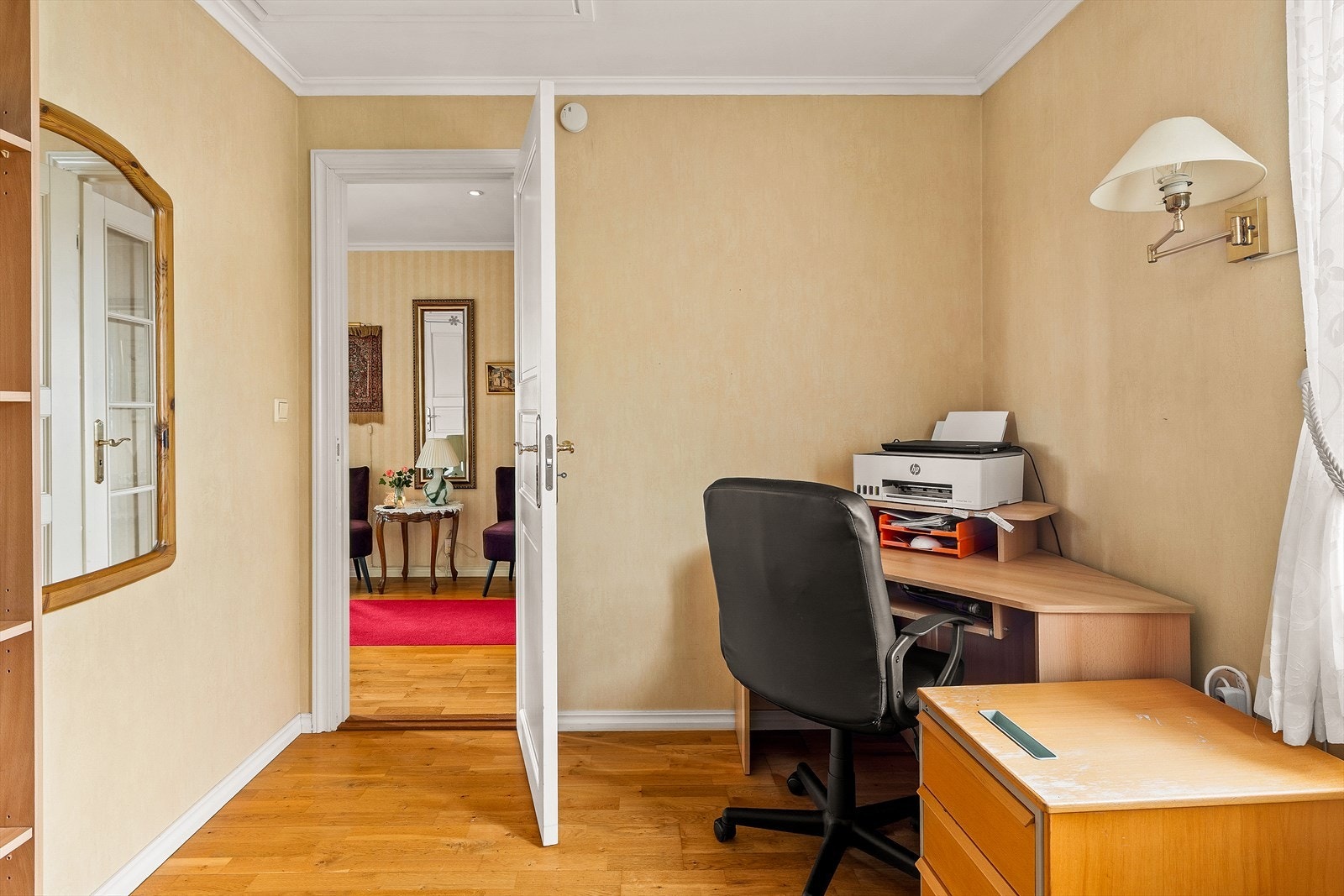 Det ene rommet er i dag innredet som et kontor, noe som gir en funksjonell løsning for hjemmekontor. Galleribilde