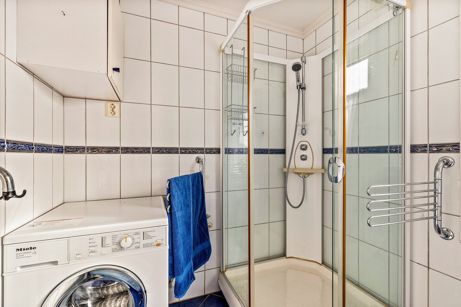 Eldre flislagt bad med varmekabler i gulv. Galleribilde