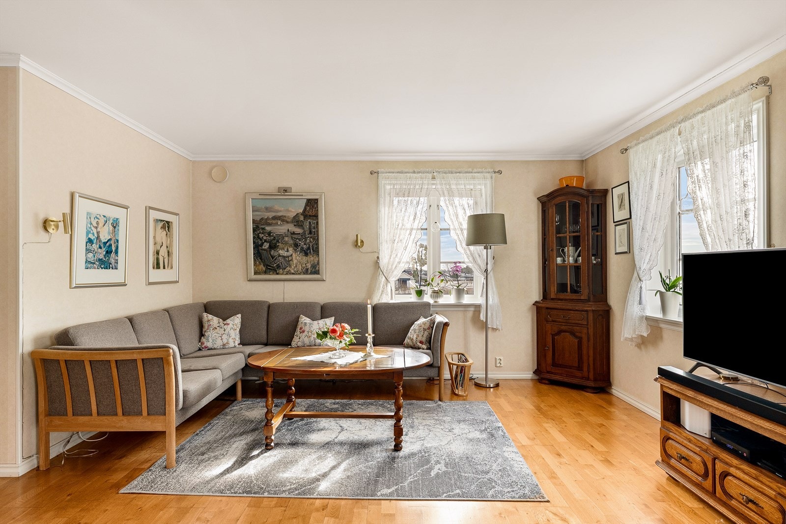 Alt er lagt til rette for den optimale lyssettingen med store krysspost vinduer, som gir en lys og luftig atmosfære i rommet. Galleribilde