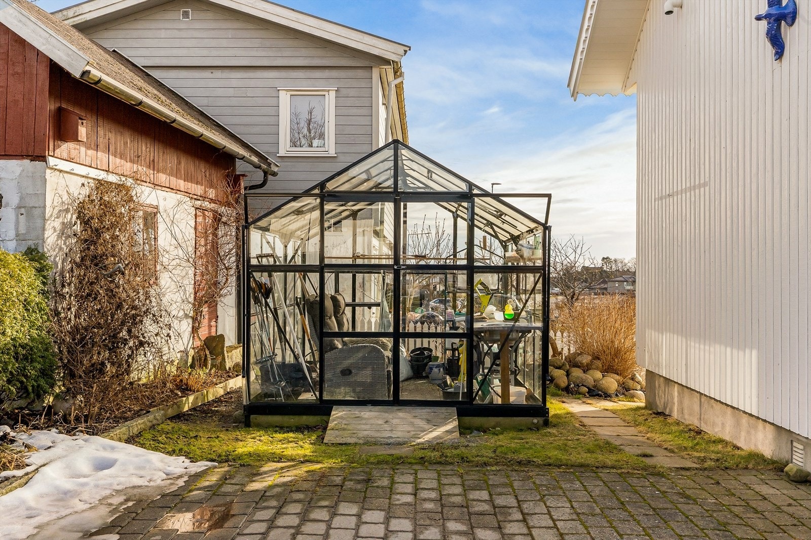 Innredet drivhus i hagen. Galleribilde