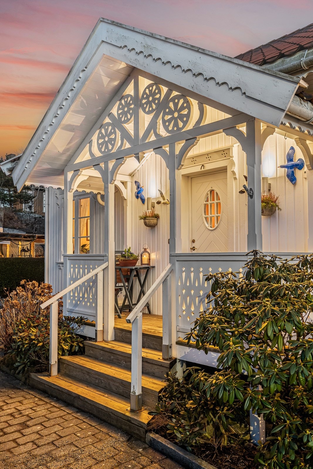 Huset har klassiske detaljer som utsmykket inngangsparti, store vindusflater og en harmonisk fargepalett som gir et lunt og hyggelig førsteinntrykk. Galleribilde