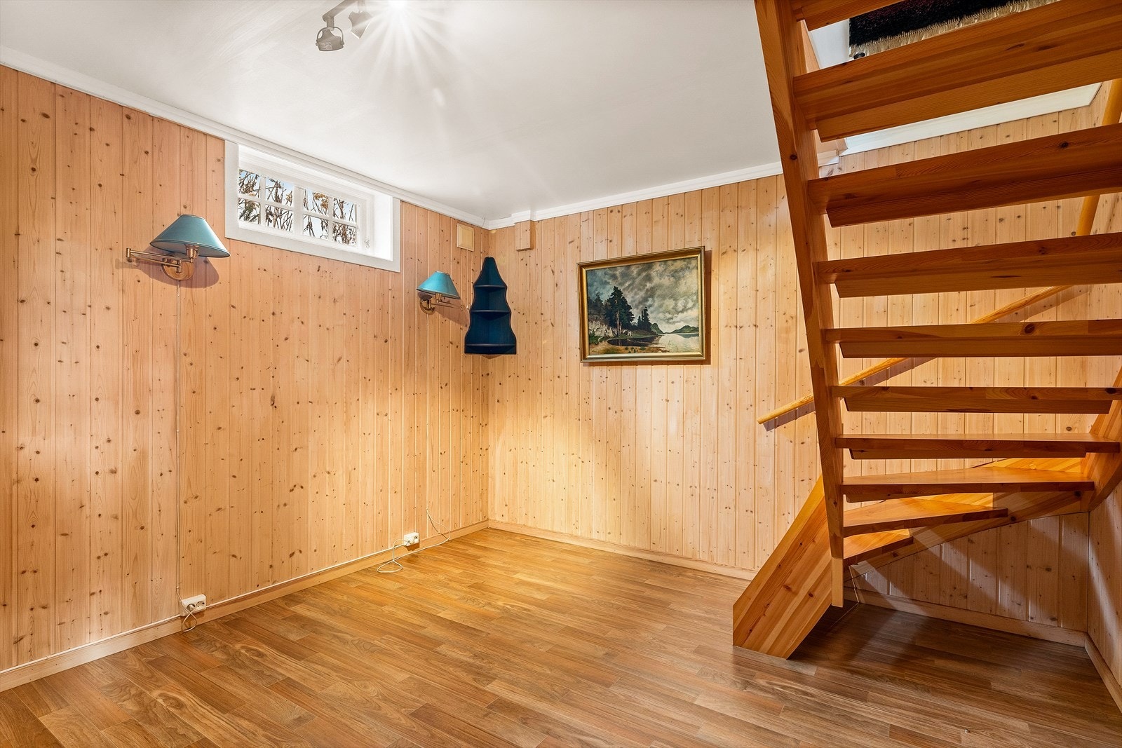 Loft og kjeller er innredet med praktiske bodarealer som gir gode oppbevaringsmuligheter. Galleribilde