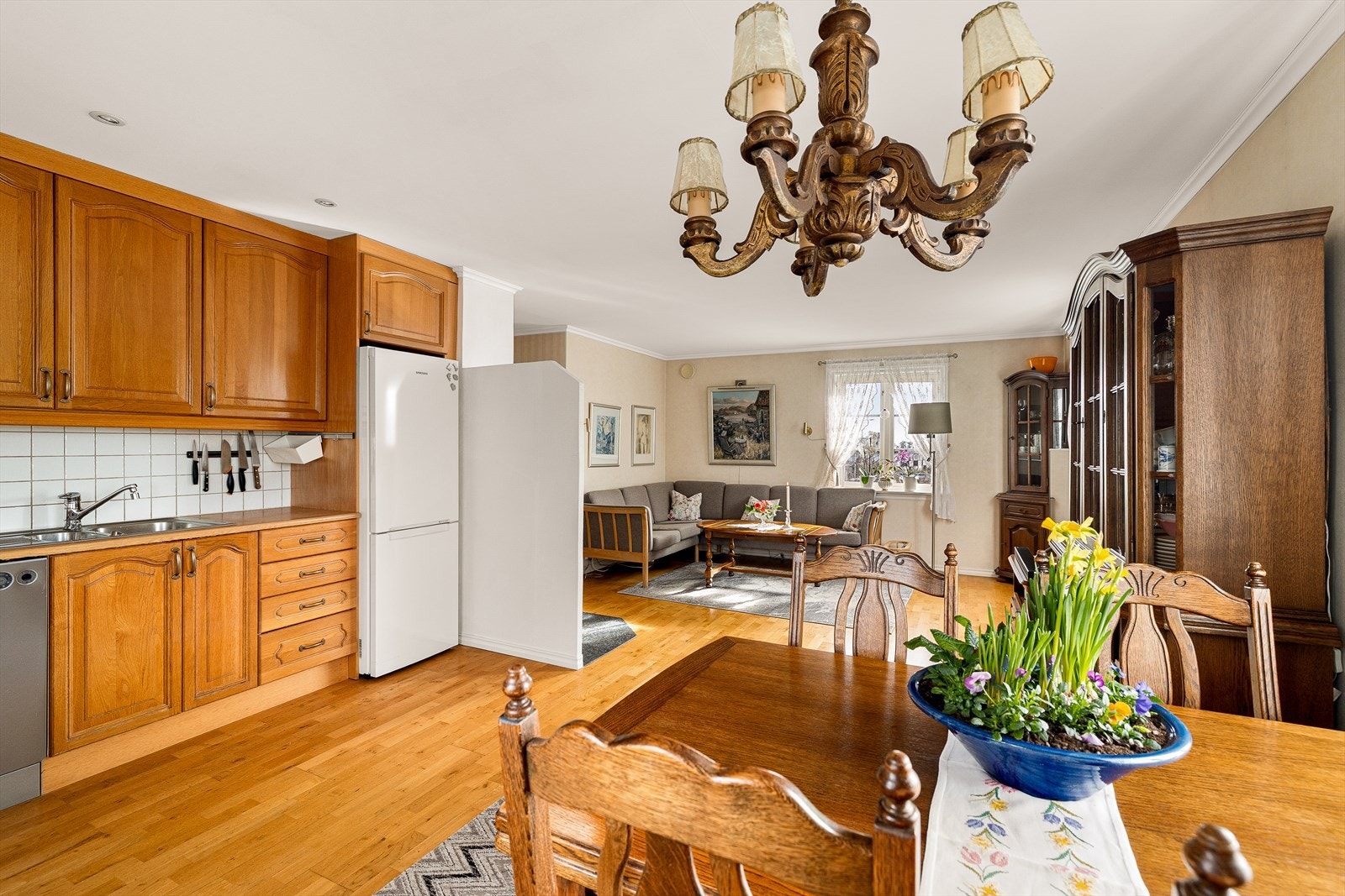 Fra stuen er det åpen løsning mot kjøkkenet. Galleribilde