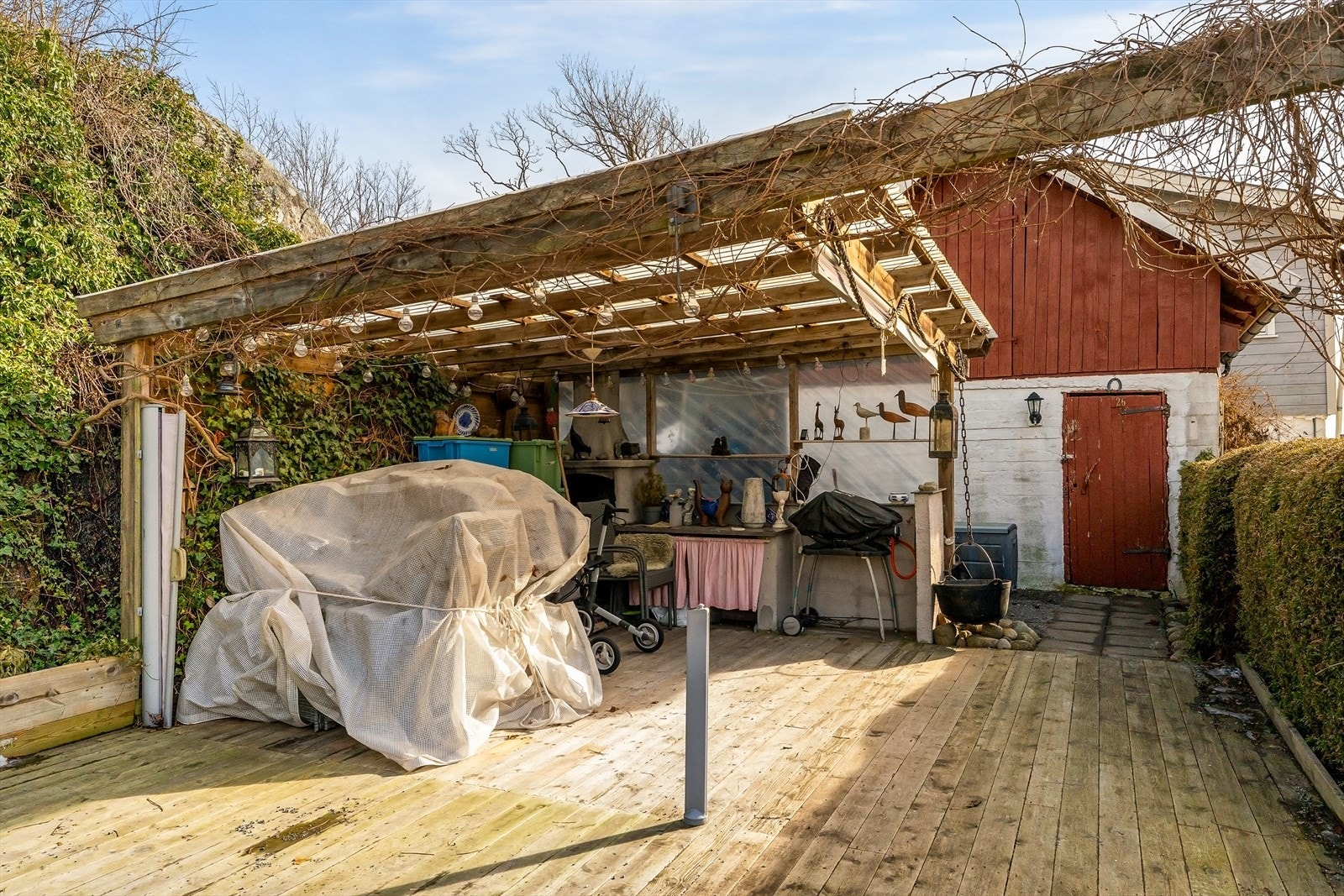 Tomten er pent opparbeidet og byr på en svært flott hage med flere gjennomtenkte uteplasser. Galleribilde