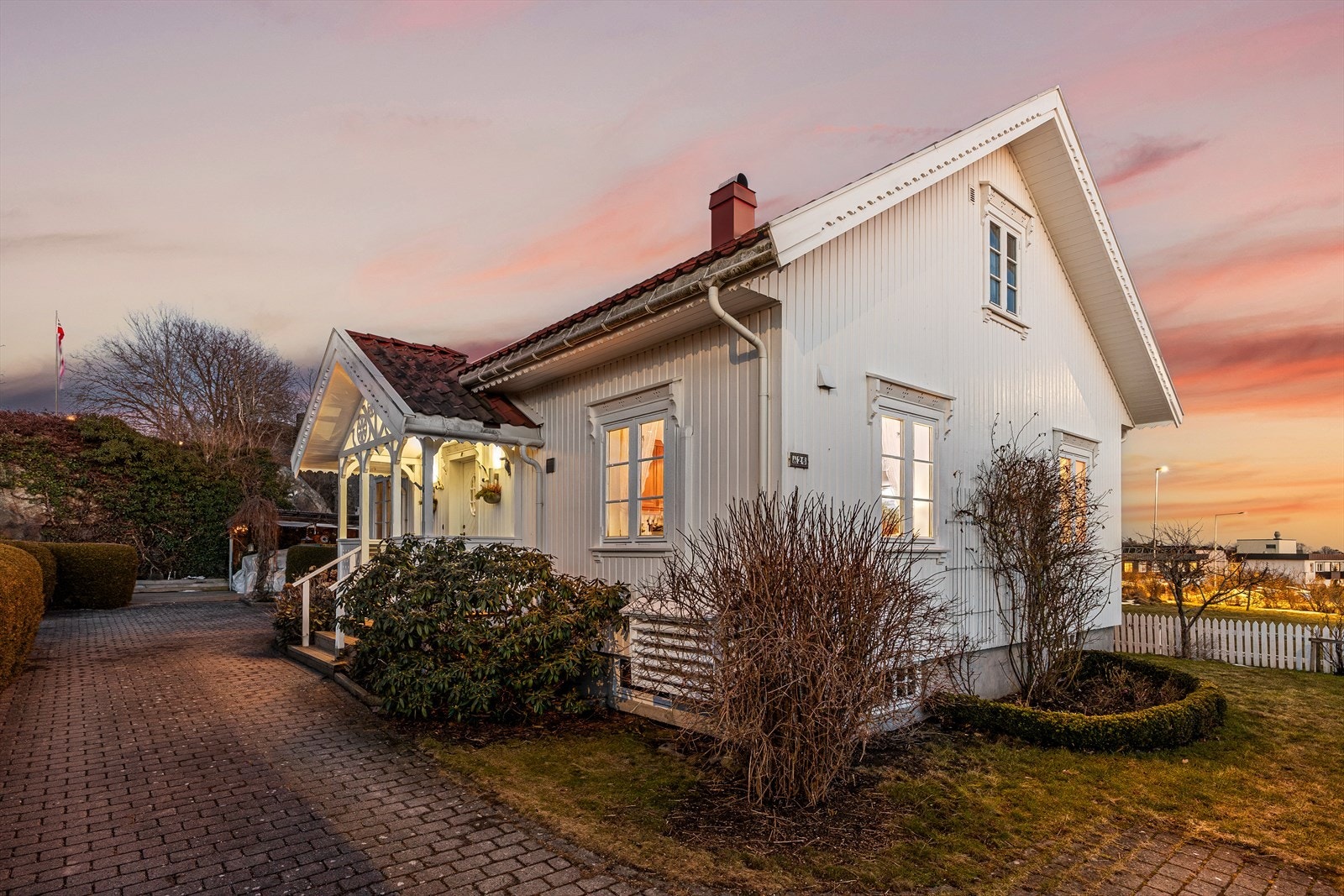 Boligen ligger i et barnevennlig og etablert boligområde i Stavern by, ca. 1,3 km fra Stavern sentrum og ca. 7-8 km fra både Larvik og Nevlunghavn. Galleribilde