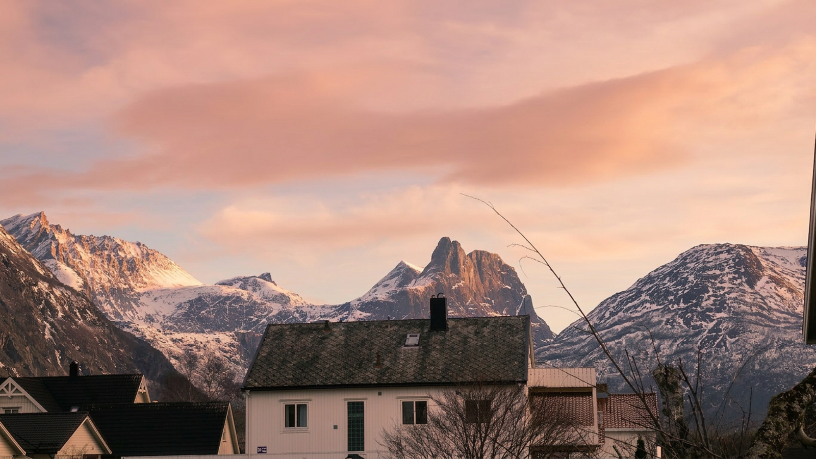 Flott utsikt mot Romsdalshorn. Privat foto. Lyssetting justert ved hjelp av KI. Galleribilde