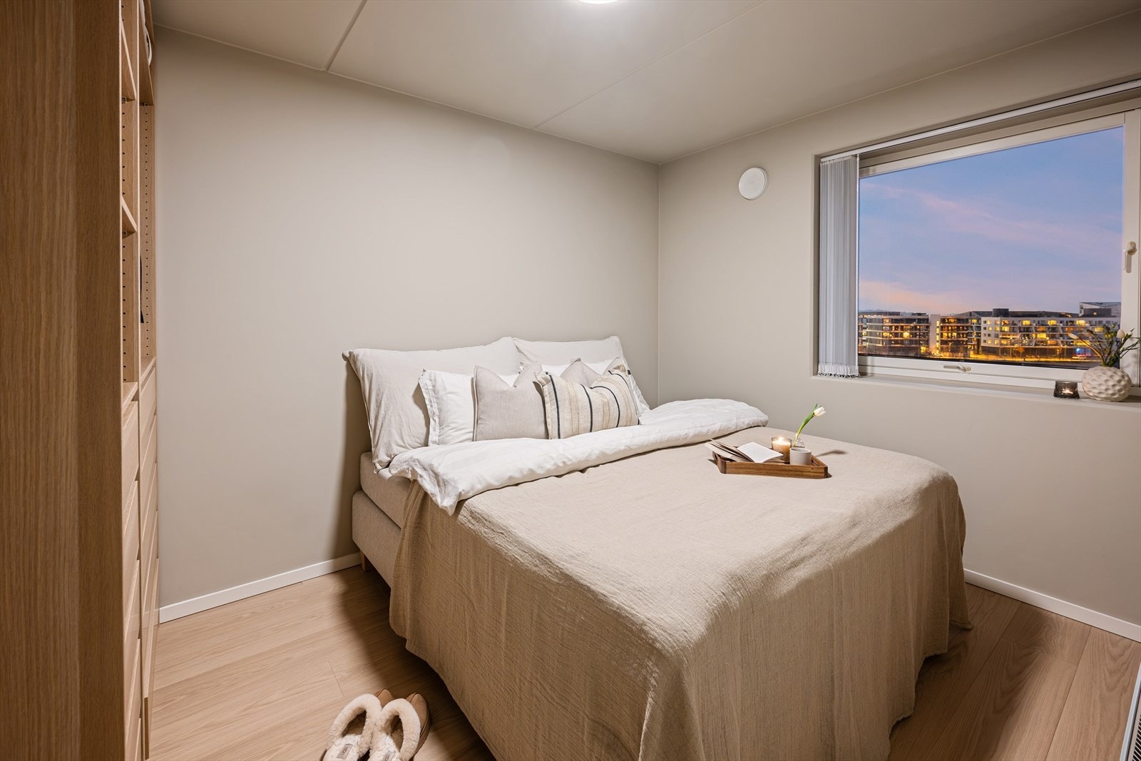 Vegger og tak er malt i den behagelige tonen "Soothing beige". Galleribilde