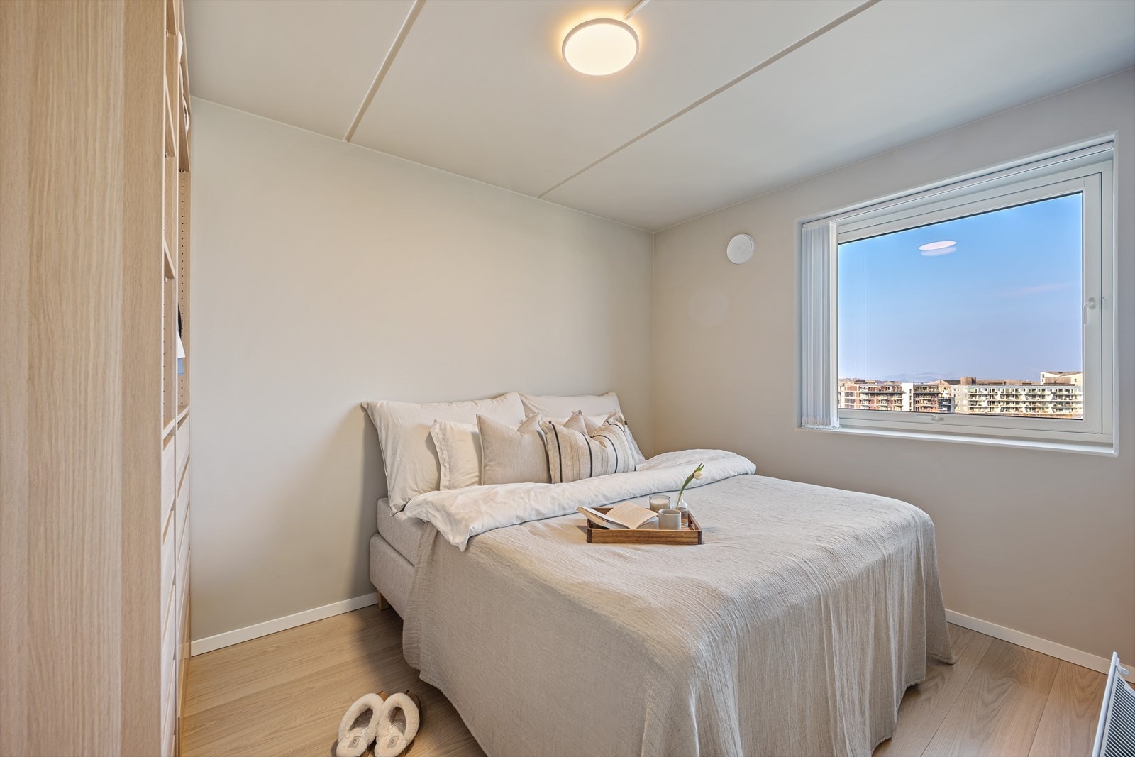 Soverommet er av god størrelse og har plass til dobbeltseng. I tillegg er rommet utstyrt med flere PAX-skap som gir god lagringsplass. Galleribilde