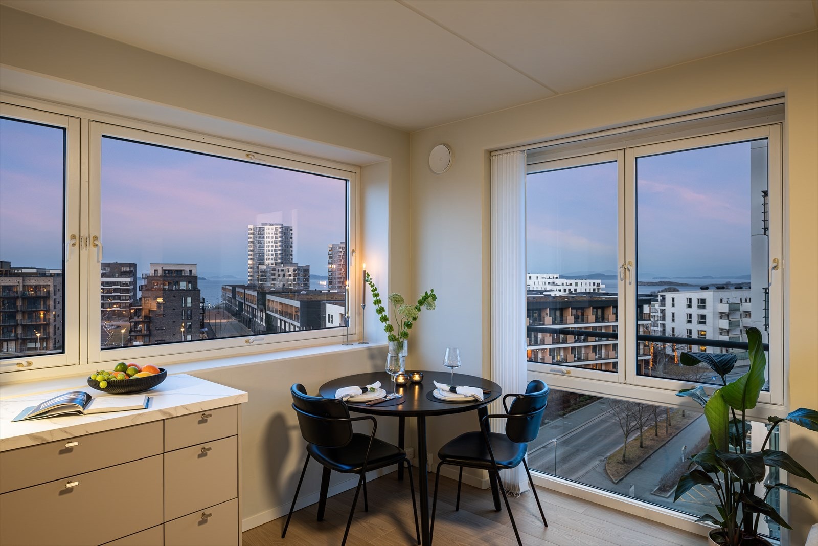 Leiligheten ligger i byggets 7. etasje og har enkel adkomst med heis. Her bor man høyt og luftig med nydelig utsikt! Galleribilde