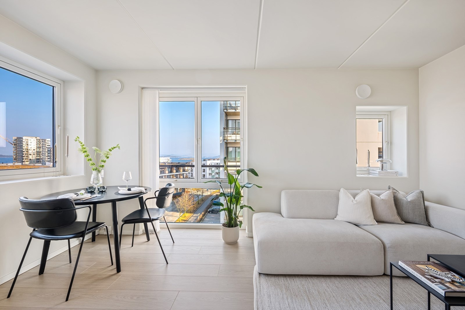 Stuen oppleves som romslig og gir rom for å møblere med både sofa, spisegruppe og tv. Galleribilde