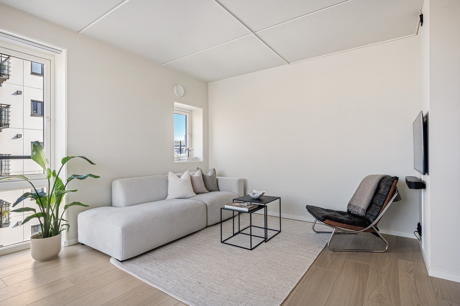 Stuen er malt i den tidsriktige og nøytrale fargen "frostrøyk" fra Jotun. Tidløst og klassisk. Galleribilde