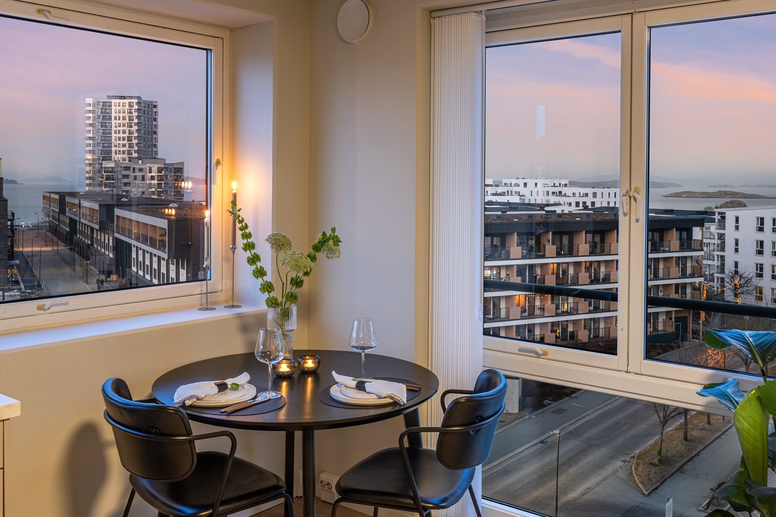 Fra leiligheten har man nydelig sjøutsikt og utsikt over en nyetablert og moderne bydel. Galleribilde