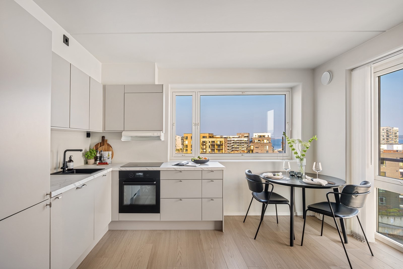 Kjøkkenet er levert av Epoq og var nytt i 2024. Et godt utnyttet kjøkken som er stilrent innredet med beige, slette fronter og lys benkeplate. Her har man godt med skap- og skuffeplass, samt gode arbeidsflater på benk. Galleribilde