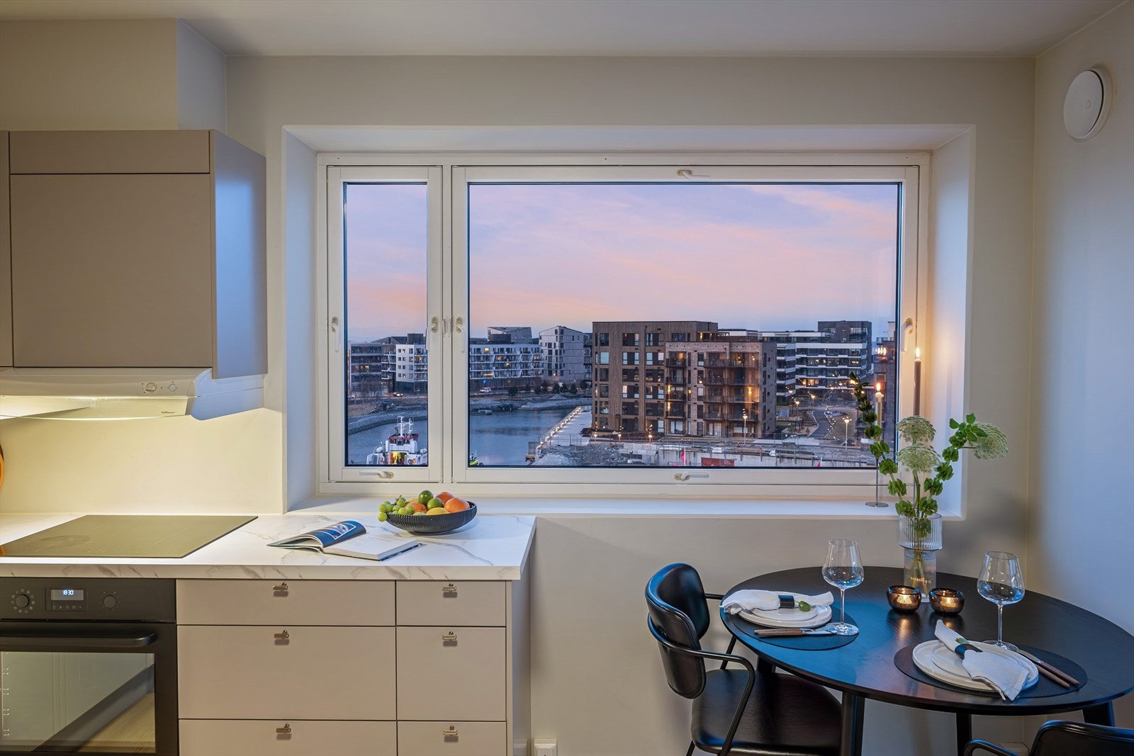 Leiligheten ble vesentlig modernisert i perioden 2023-2025 med blant annet nytt kjøkken, nytt gulv, nymalte overflater i lyse og tidsriktige farger, samt en rekke oppgraderinger på bad. Galleribilde