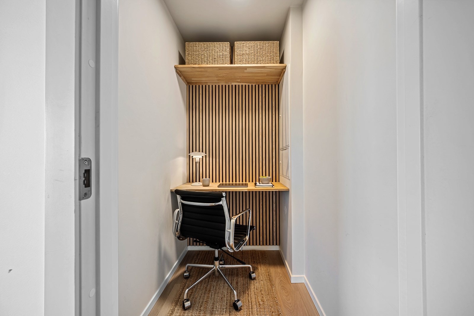 Romslig bod som gir gode lagringsmuligheter og i dag er innredet til kontor. Galleribilde