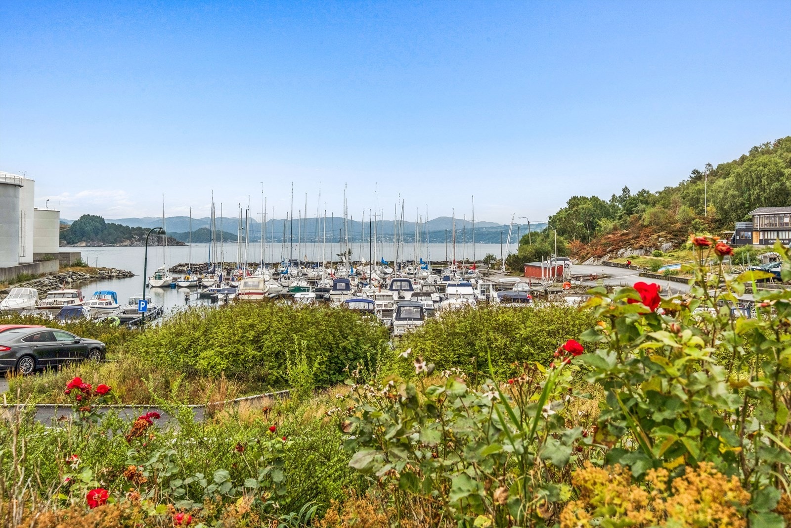 Med nærhet til småbåthavnen har du sjøen og maritime aktiviteter som nærmeste nabo. Galleribilde