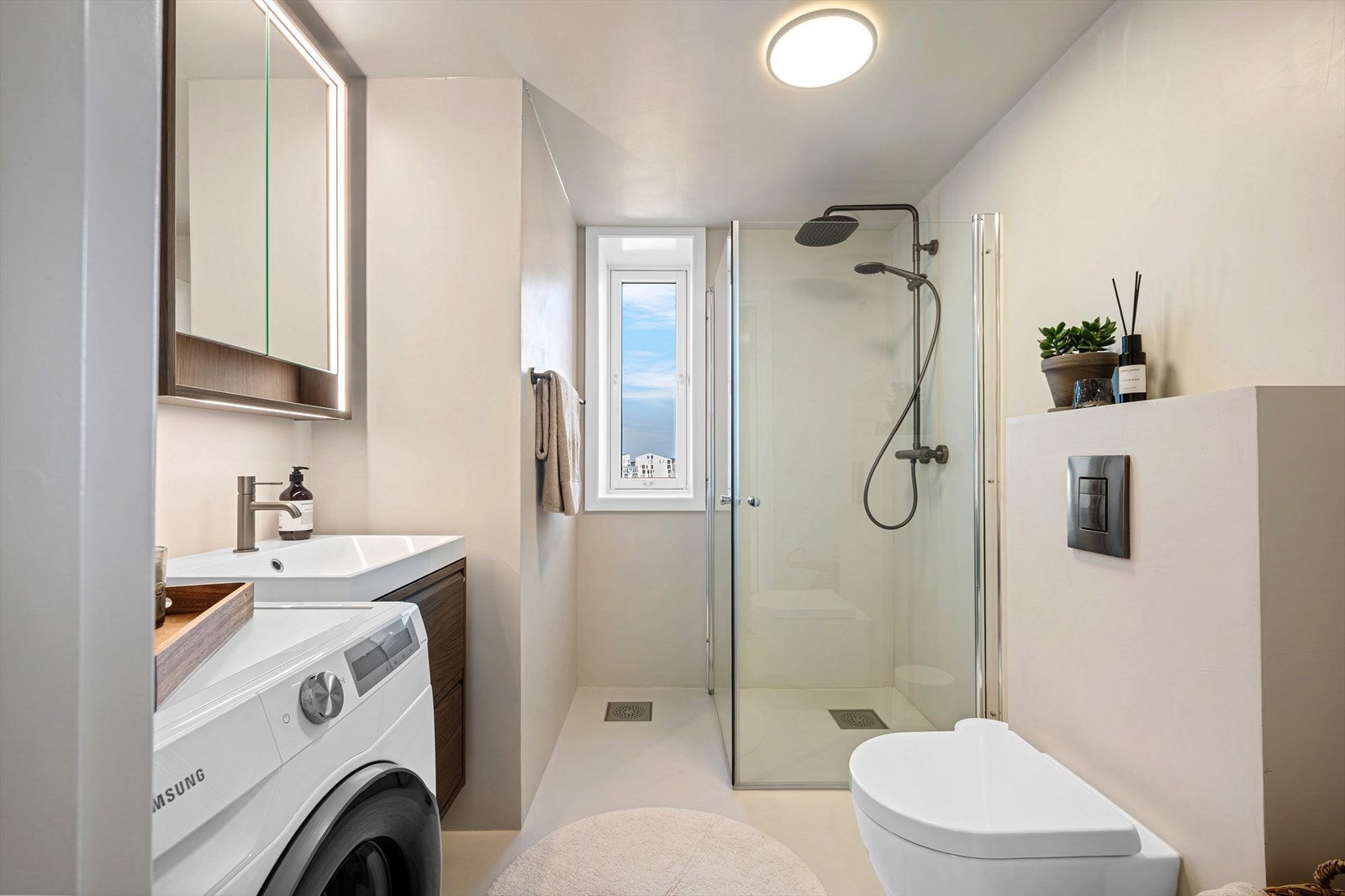 Badet ble modernisert i 2024/2025 og er lekkert innredet med mikrosement over eksisterende fliser. I gulvet har man varmekabler for ekstra komfort. Galleribilde