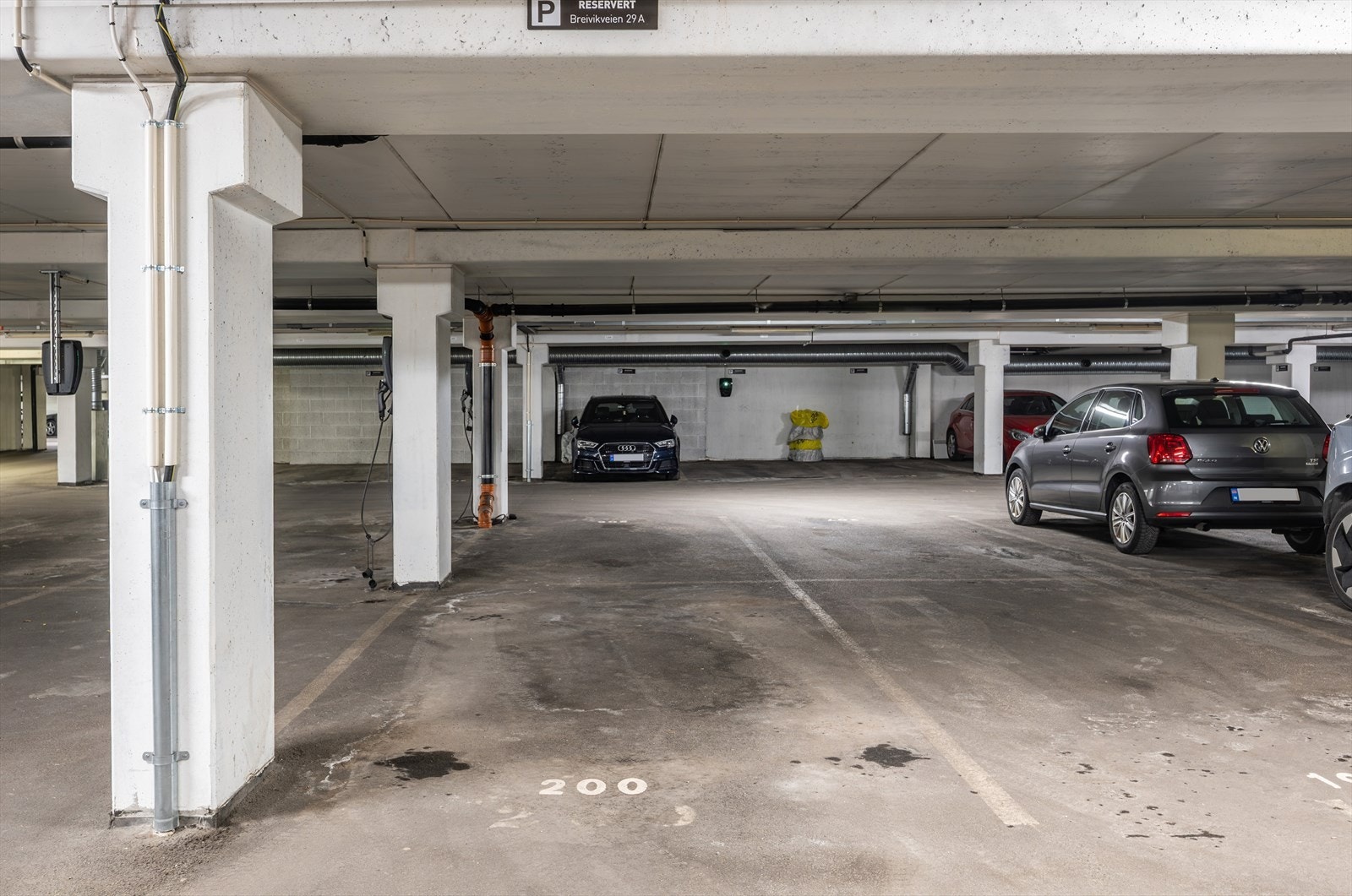 Leiligheten disponerer fast parkeringsplass i lukket garasjeanlegg. Mulighet for å montere elbillader. Galleribilde