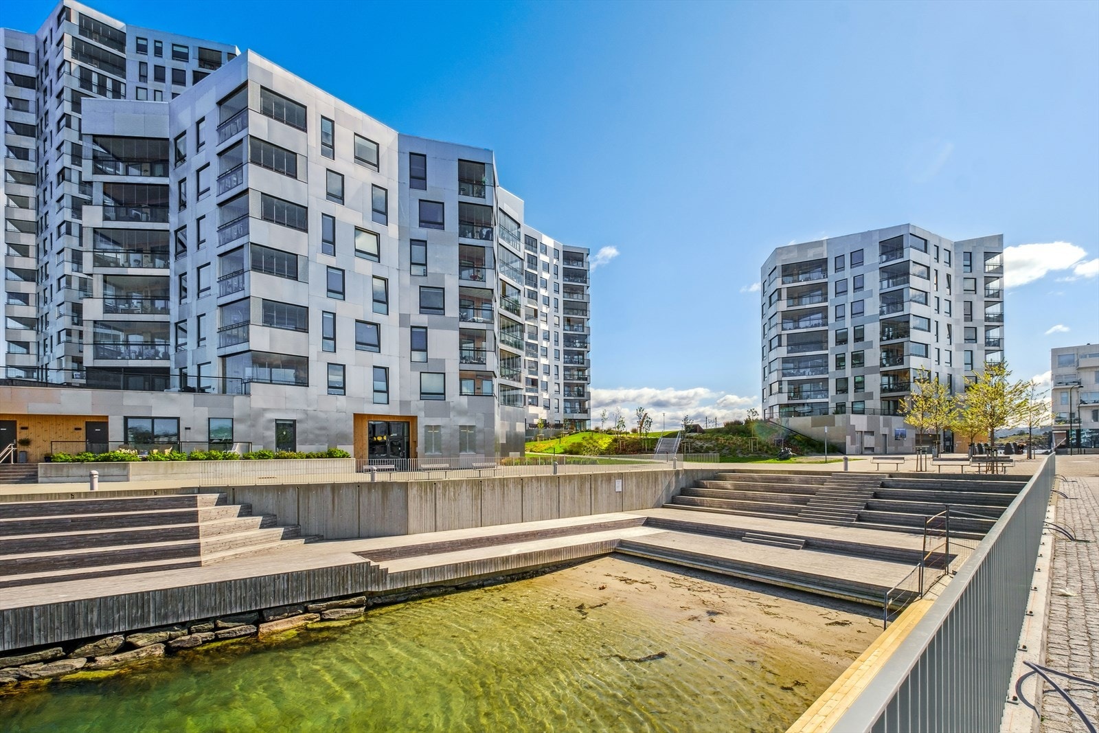 I nærmiljøet finner man flere, flotte badeplasser som er populære samlingspunkt på sommerstid. Galleribilde