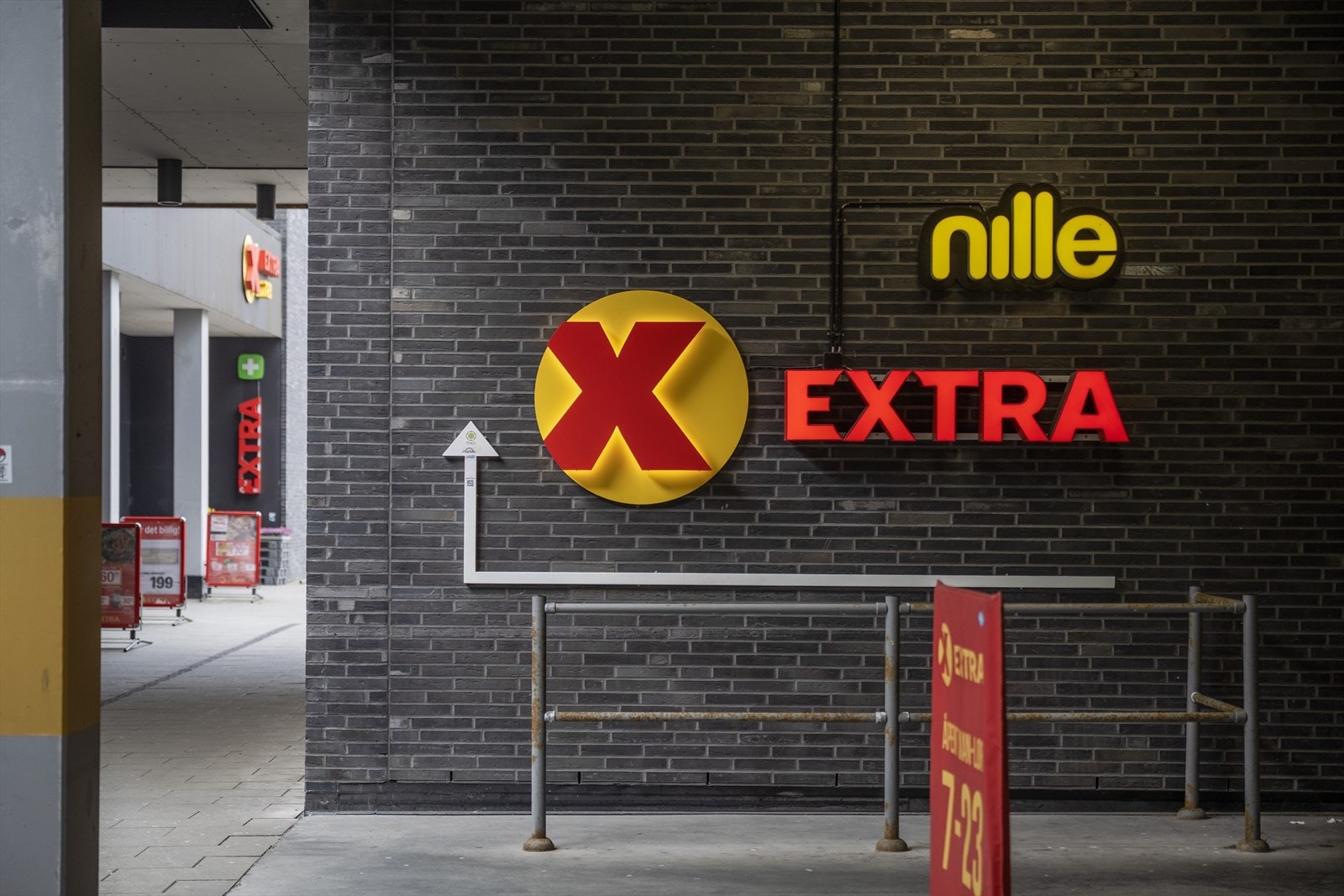 Flere dagligvarebutikker som Coop Extra, Rema 1000 og Kiwi ligger innen gangavstand fra boligen. Det er også søndagsåpne butikker i området. Galleribilde