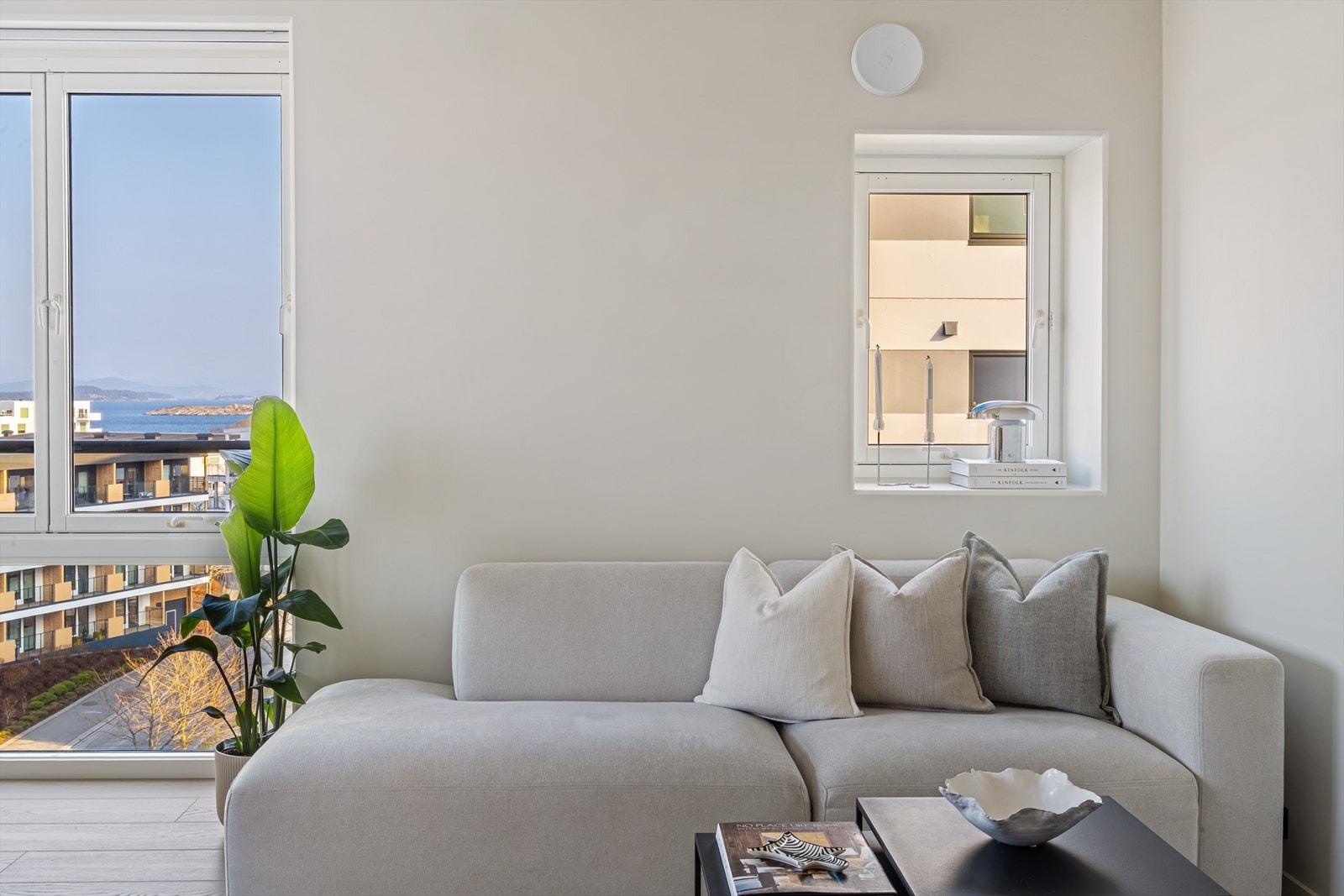 Leiligheten har lave, månedlige felleskostnader som blant annet inkluderer grunnpakke for tv og internett via Altibox. Galleribilde