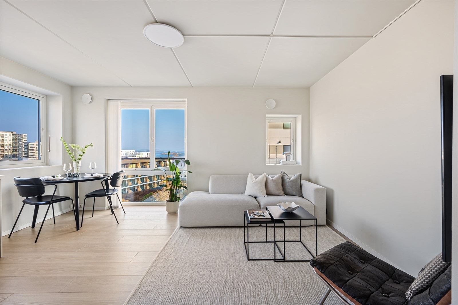 Stue og kjøkken ligger i åpen løsning. Et lyst og innbydende rom med store vindusflater som gir rikelig med naturlig lys, en god romfølelse og nydelig utsikt. Galleribilde