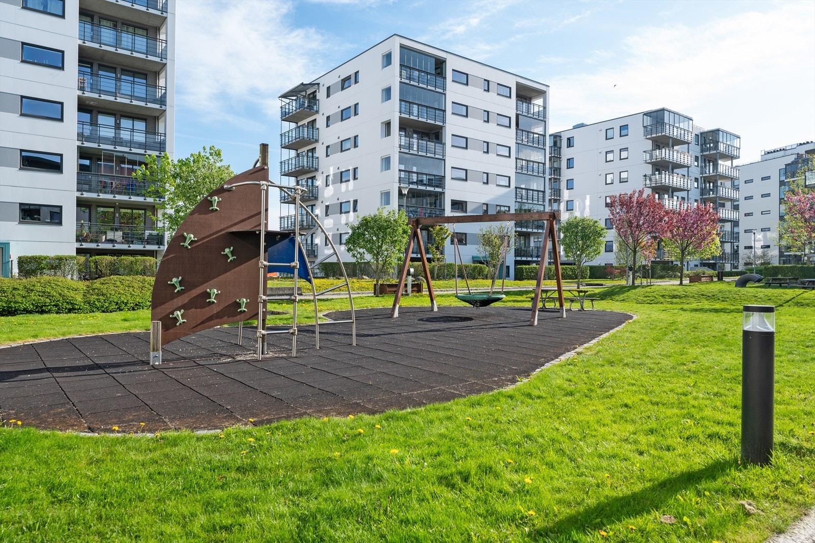 I nærmiljøet finner man flotte fellesområdet som er pent opparbeidet med grøntarealer, lekeplasser og sittegrupper. Et flott område hvor både store og små vil trives! Galleribilde