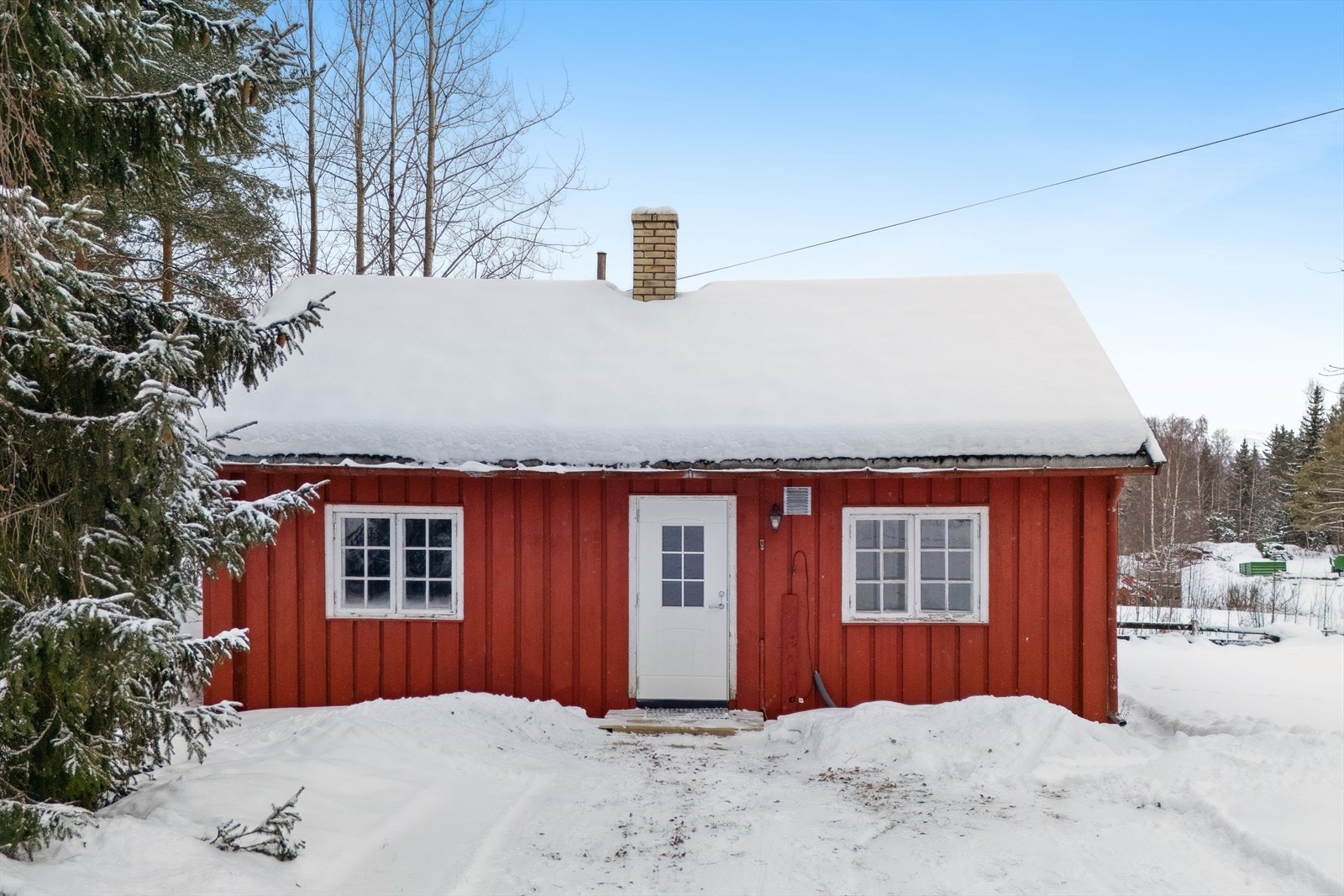 På eiendommen står et anneks/hytte på ca. 64 m², oppført i 1964. Galleribilde