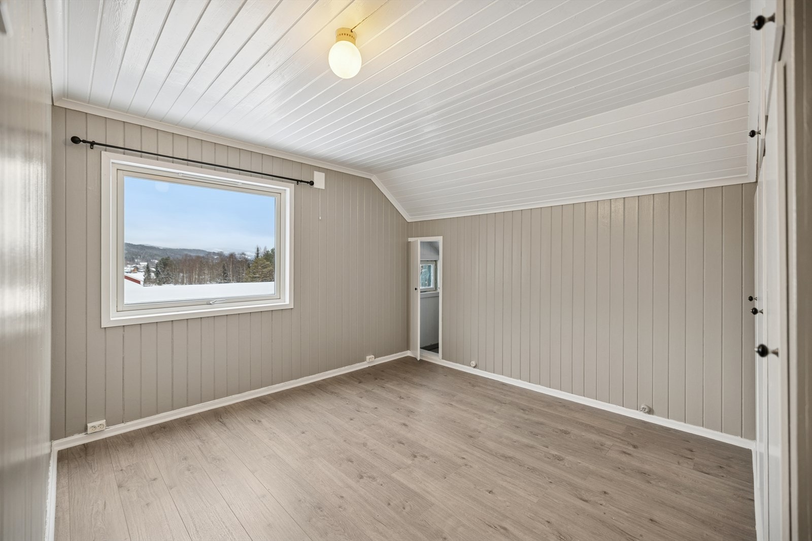 Et av de tre soverommene i andre etasje, har plass til seng og plassbygde skap for oppbevaring. Galleribilde