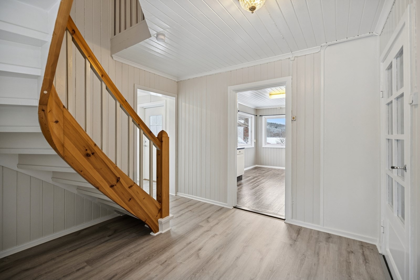 Fra hallen fører en malt tretrapp som tar deg opp til boligens andre etasje. Galleribilde