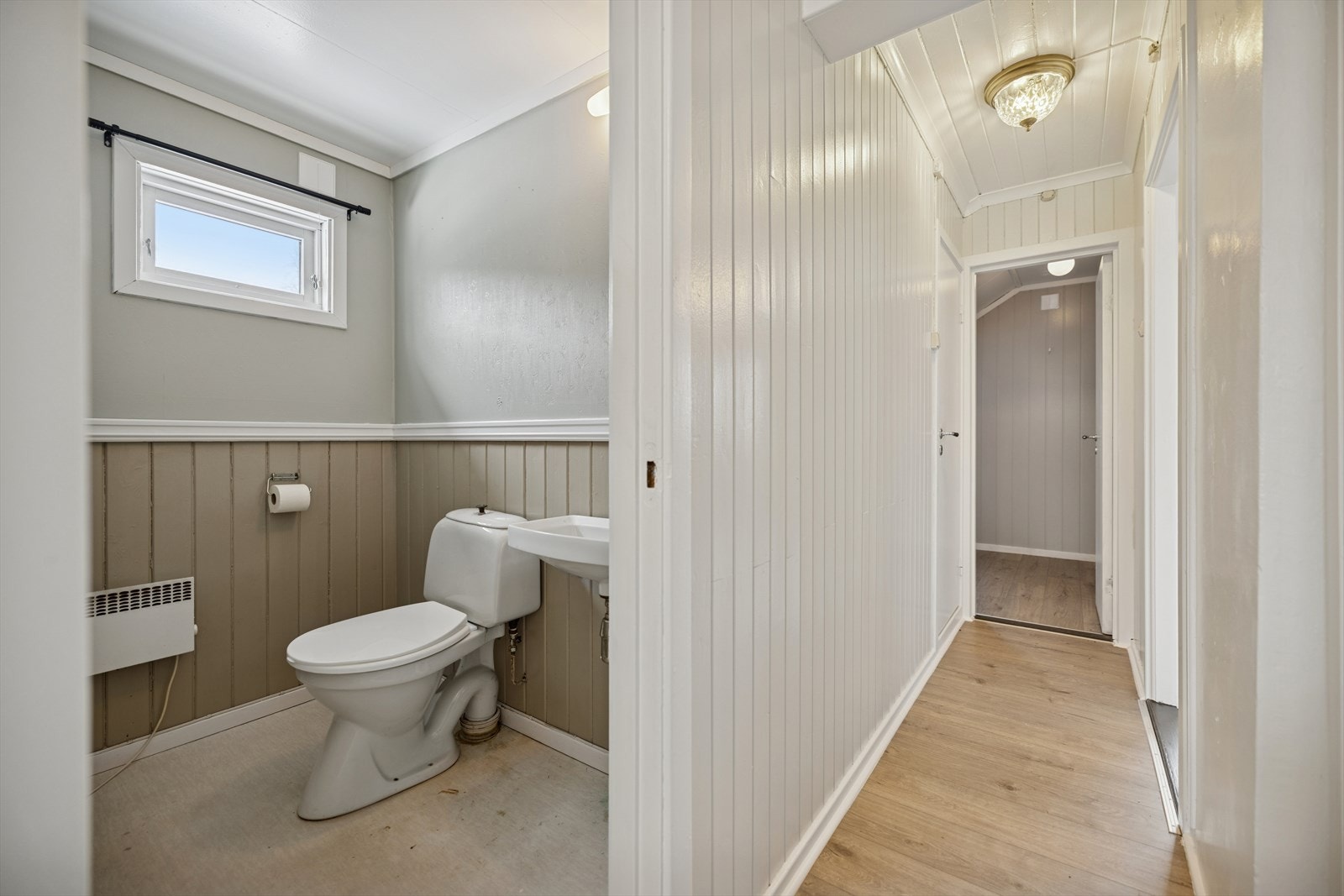 I tillegg er det et separat toalettrom med servant i 2. etasje. Galleribilde