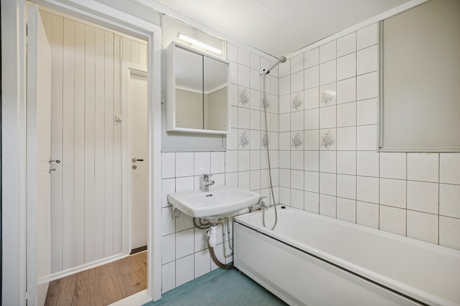 Badet i andre etasje er kombinert vaskerom med opplegg for vaskemaskin. Galleribilde