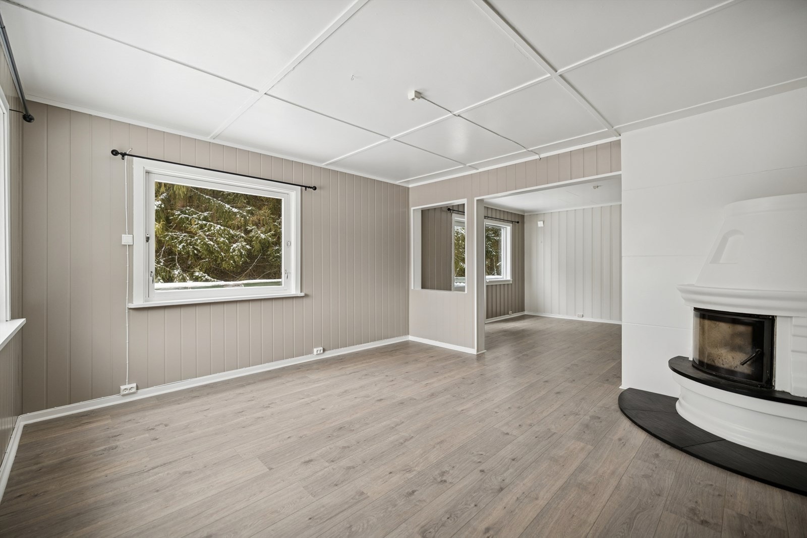 Stuen er utstyrt med en peis med peisinnsats, som gir en lun og god varme. Galleribilde