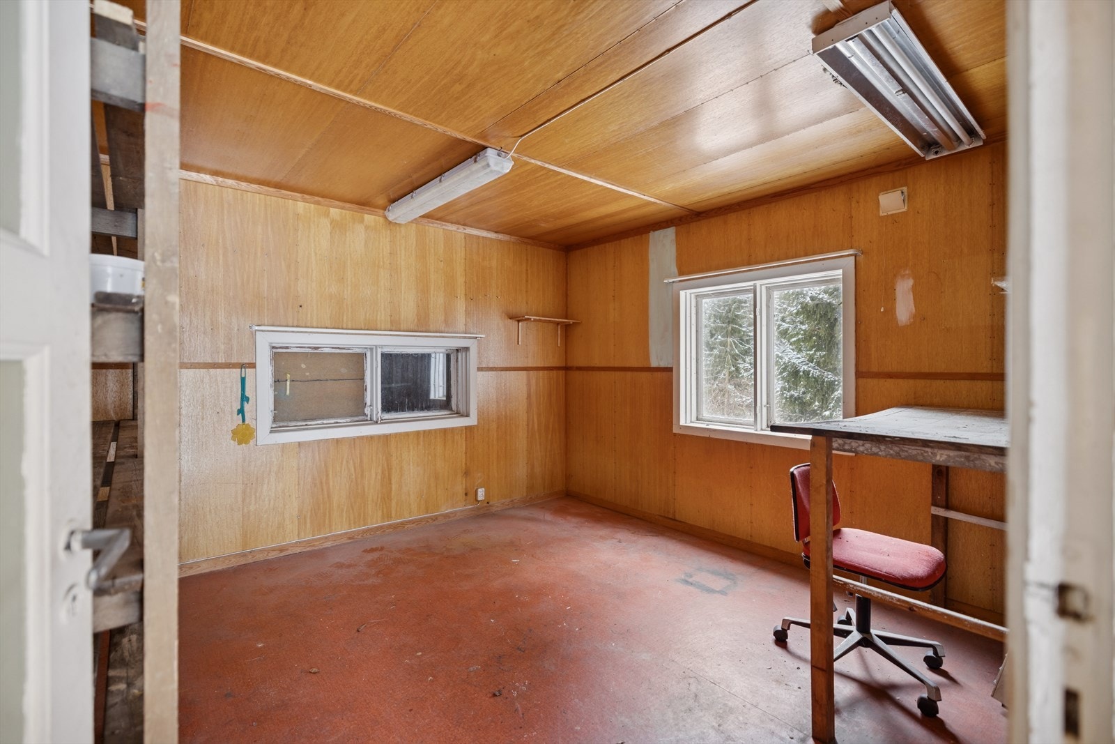 Et av flere disponible rom i uthuset, med innlagt strøm. Galleribilde