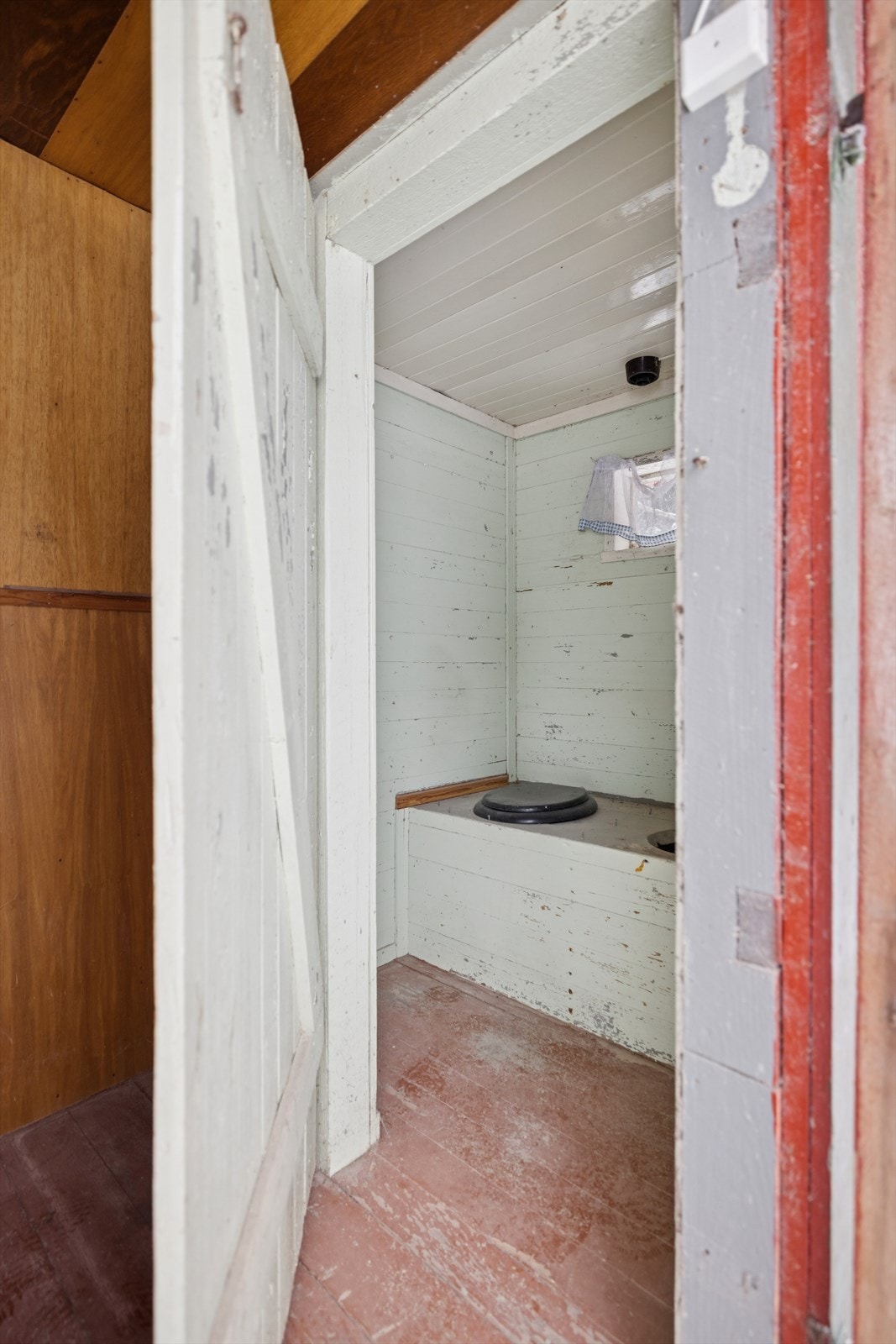 Bygningen har også en tradisjonell utedo. Galleribilde