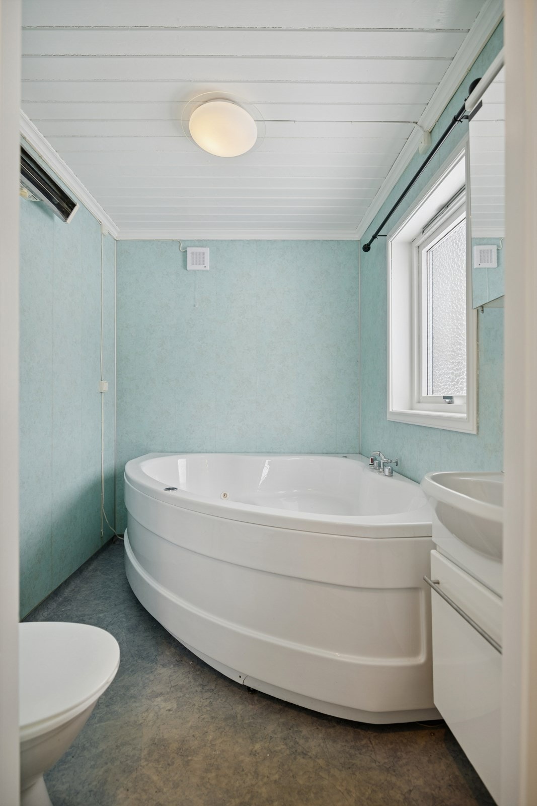 Badet i første etasje har våtromsbelegg på gulv, badekar og servantinnredning. Boblebad fungerer ikke som det skal. Galleribilde