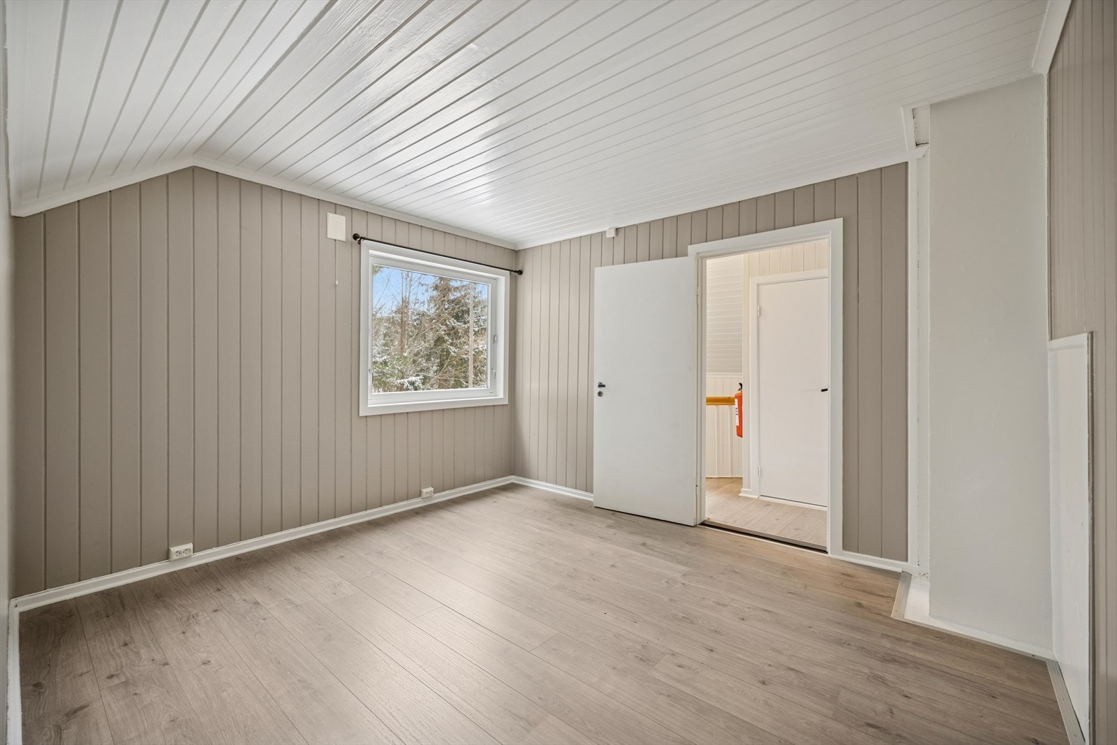 Det andre soverommet har også god plass til seng og oppbevaringsmøbel. Galleribilde