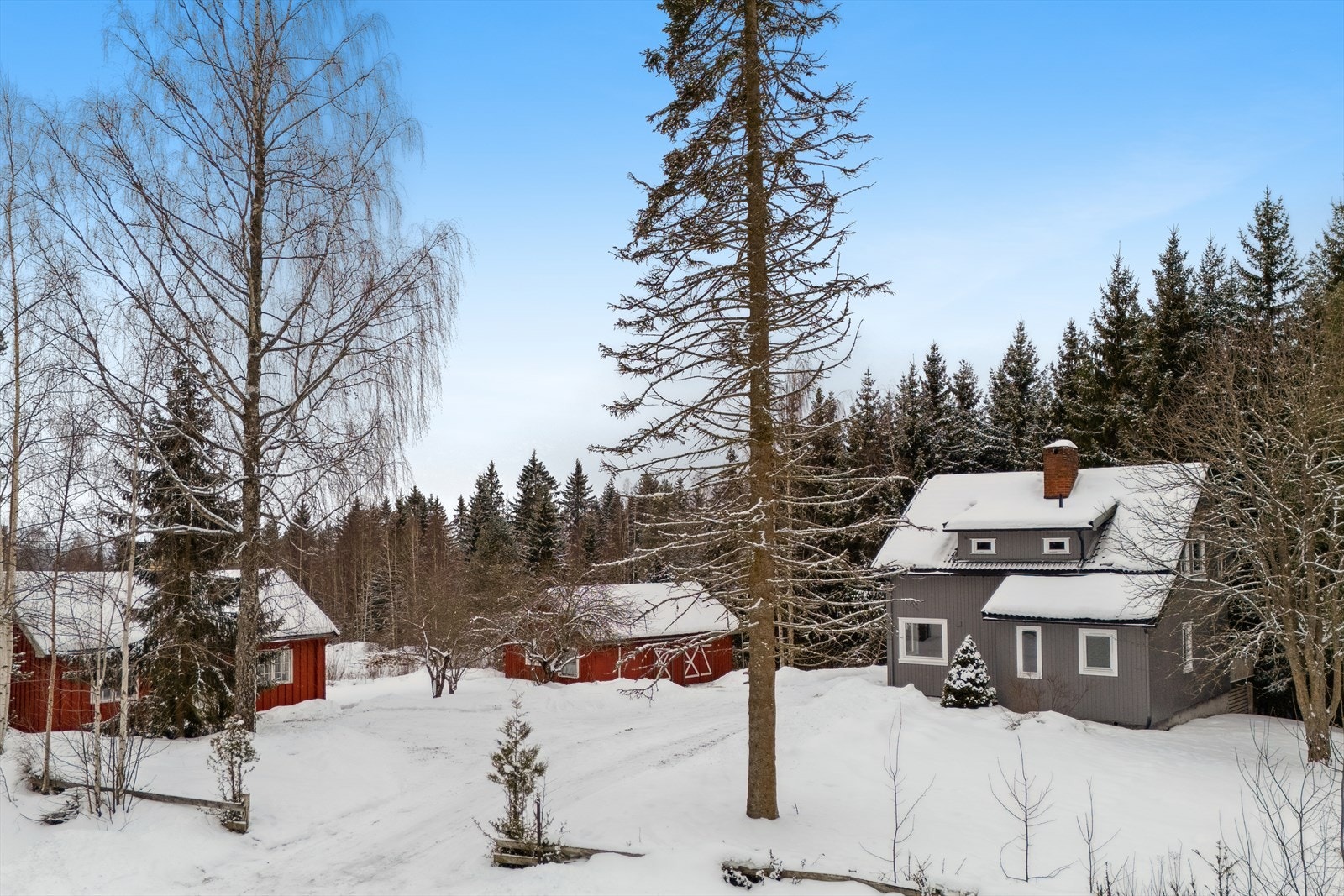Eiendommen består av en enebolig, et anneks/hytte og en romslig garasje med uthus. Galleribilde